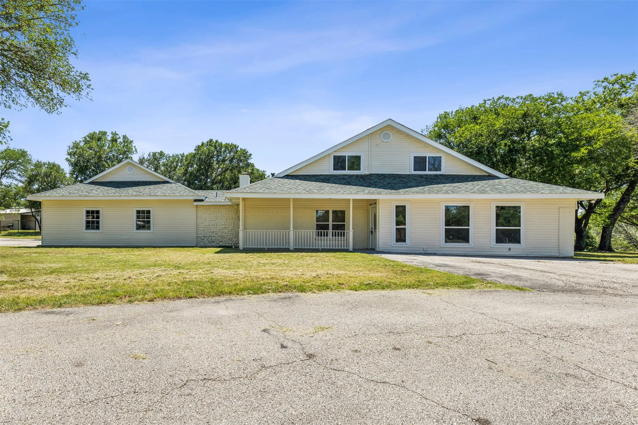 Single Family Residence For Sale in Parker County , 549 W Paloma Court, Fort Worth, Texas 76108, 4 Bedroom, 3 Bathroom, 4 Garage spaces, 2,756 Sqft, built in 1984, mls#21185636, Real Estate Agent in Fort Worth, Homes For Sale in Parker county, Homes For Sale in Fort Worth, Realtor in Fort Worth Texas, Real Estate Brokerage Independent Realty Texas, Luminita Cordes Realtor