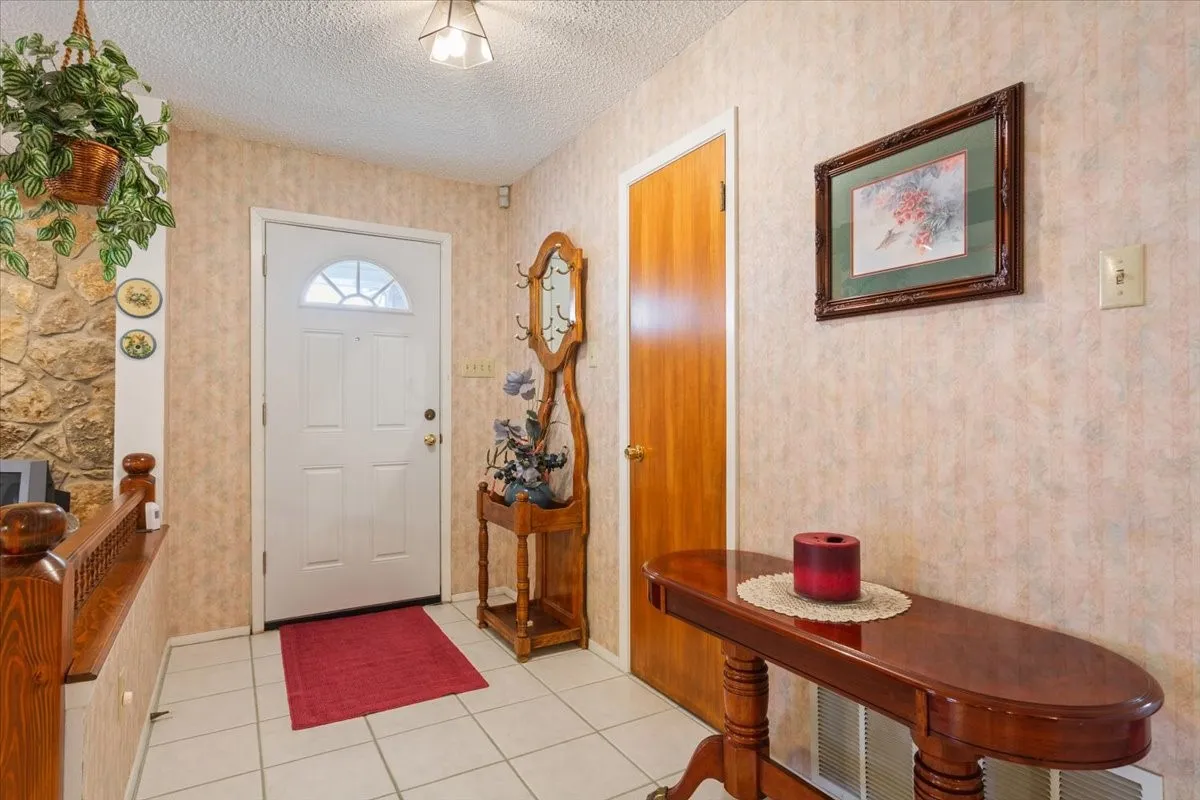 Single Family Residence For Sale in Mc Lennan County , 646 Winding Oaks, Waco, Texas 76705, 3 Bedroom, 2 Bathroom, 2 Garage spaces, 3,024 Sqft, built in 1986, mls#21183030, Real Estate Agent in Waco, Homes For Sale in Mc Lennan county, Homes For Sale in Waco, Realtor in Waco Texas, Real Estate Brokerage Independent Realty Texas, Luminita Cordes Realtor