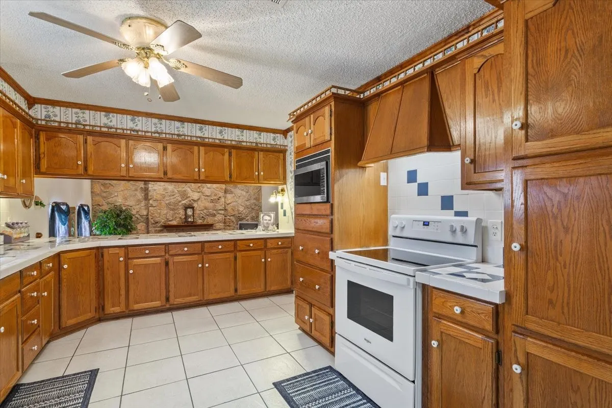 Single Family Residence For Sale in Mc Lennan County , 646 Winding Oaks, Waco, Texas 76705, 3 Bedroom, 2 Bathroom, 2 Garage spaces, 3,024 Sqft, built in 1986, mls#21183030, Real Estate Agent in Waco, Homes For Sale in Mc Lennan county, Homes For Sale in Waco, Realtor in Waco Texas, Real Estate Brokerage Independent Realty Texas, Luminita Cordes Realtor