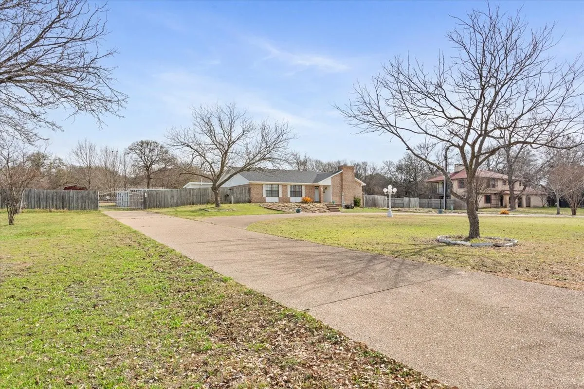 Front with horseshoe drive
