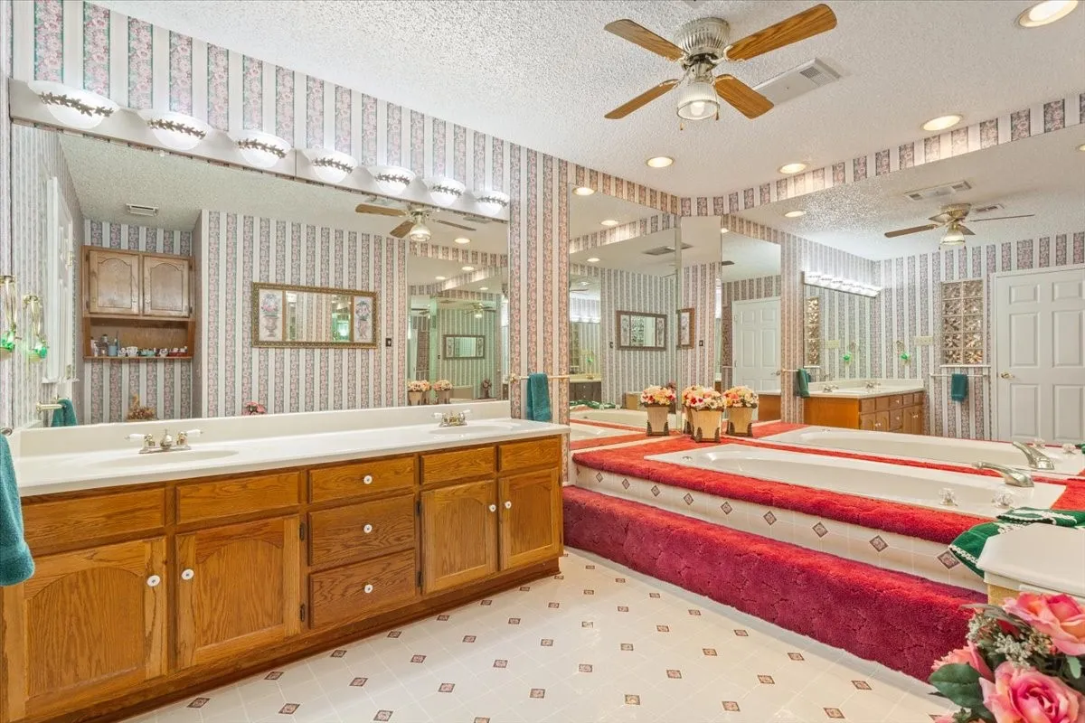 Single Family Residence For Sale in Mc Lennan County , 646 Winding Oaks, Waco, Texas 76705, 3 Bedroom, 2 Bathroom, 2 Garage spaces, 3,024 Sqft, built in 1986, mls#21183030, Real Estate Agent in Waco, Homes For Sale in Mc Lennan county, Homes For Sale in Waco, Realtor in Waco Texas, Real Estate Brokerage Independent Realty Texas, Luminita Cordes Realtor