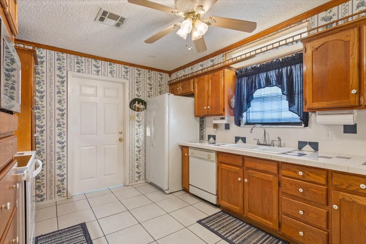 Single Family Residence For Sale in Mc Lennan County , 646 Winding Oaks, Waco, Texas 76705, 3 Bedroom, 2 Bathroom, 2 Garage spaces, 3,024 Sqft, built in 1986, mls#21183030, Real Estate Agent in Waco, Homes For Sale in Mc Lennan county, Homes For Sale in Waco, Realtor in Waco Texas, Real Estate Brokerage Independent Realty Texas, Luminita Cordes Realtor