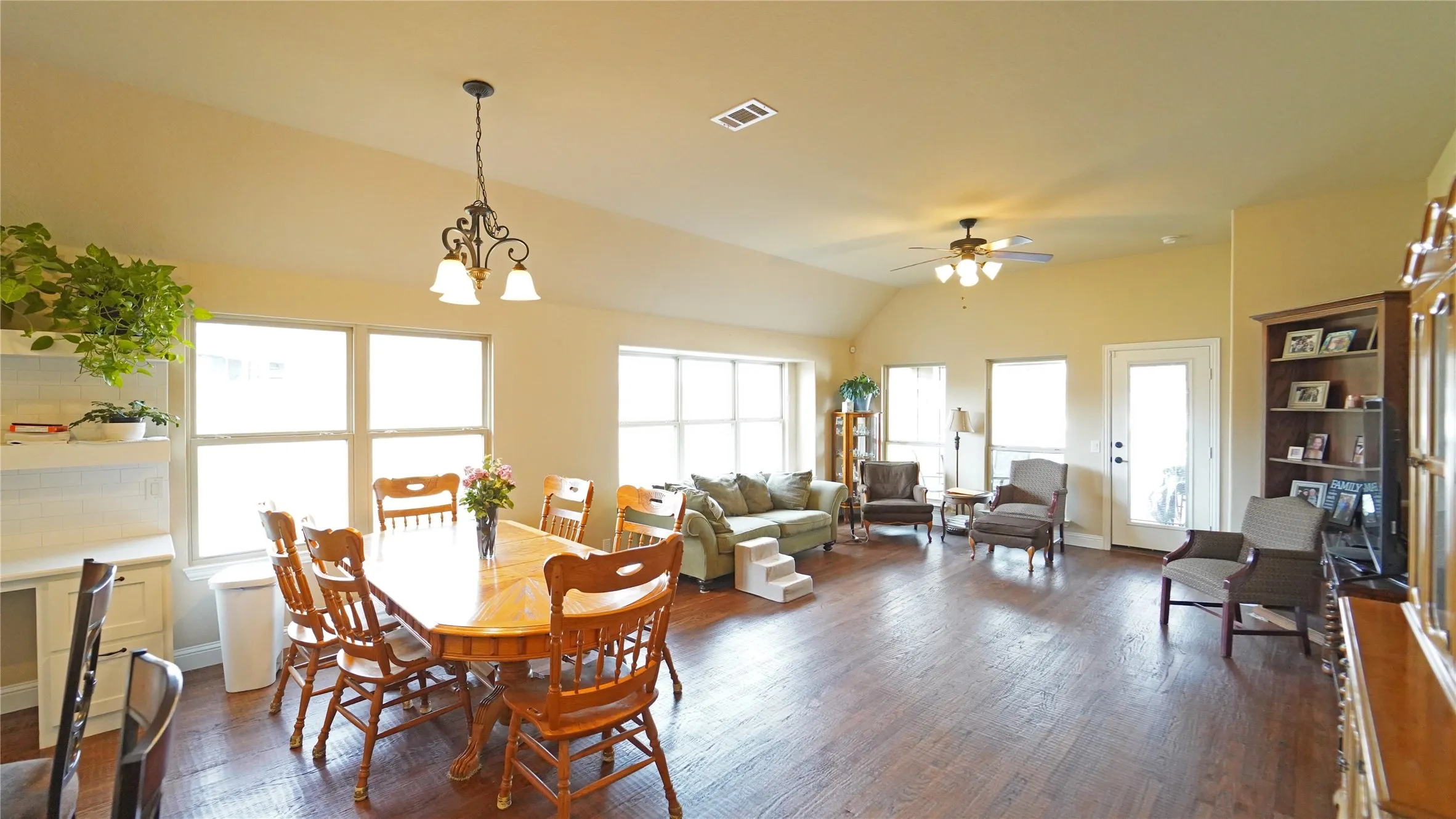 Single Family Residence For Sale in Parker County , 1901 Bay Laurel Drive, Weatherford, Texas 76086, 4 Bedroom, 3 Bathroom, 2 Garage spaces, 2,617 Sqft, built in 2013, Preowned, mls#21184726, Real Estate Agent in Weatherford, Homes For Sale in Parker county, Homes For Sale in Weatherford, Realtor in Weatherford Texas, Real Estate Brokerage Independent Realty Texas, Luminita Cordes Realtor
