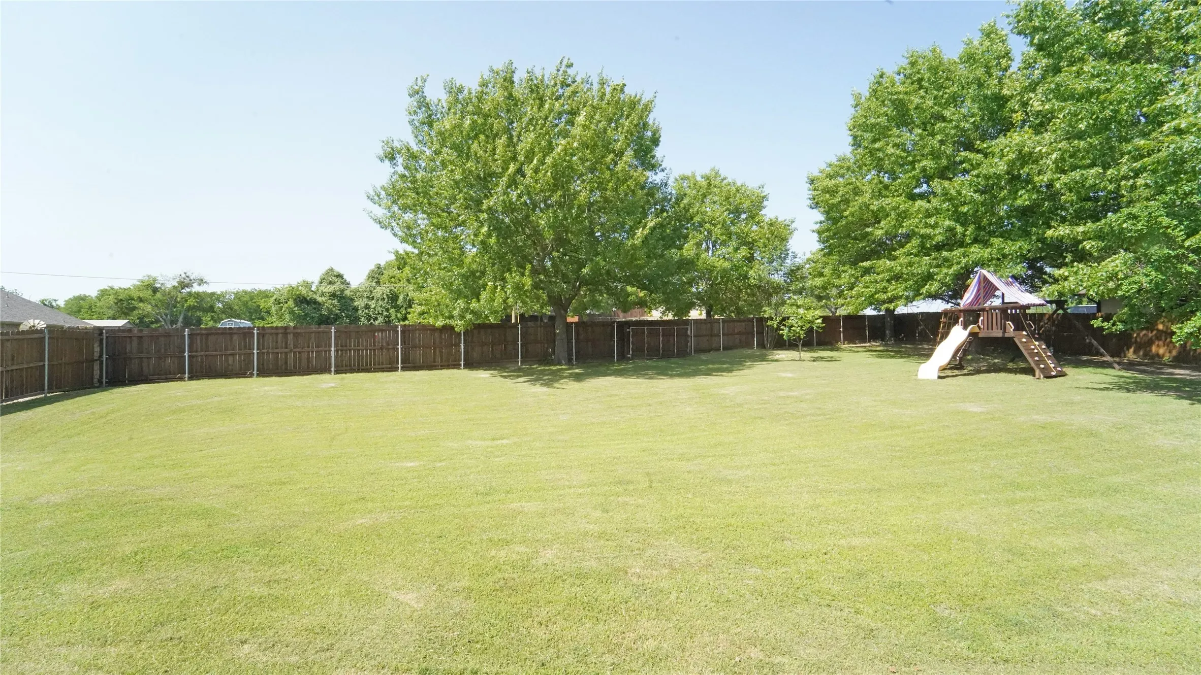 Single Family Residence For Sale in Parker County , 1901 Bay Laurel Drive, Weatherford, Texas 76086, 4 Bedroom, 3 Bathroom, 2 Garage spaces, 2,617 Sqft, built in 2013, Preowned, mls#21184726, Real Estate Agent in Weatherford, Homes For Sale in Parker county, Homes For Sale in Weatherford, Realtor in Weatherford Texas, Real Estate Brokerage Independent Realty Texas, Luminita Cordes Realtor