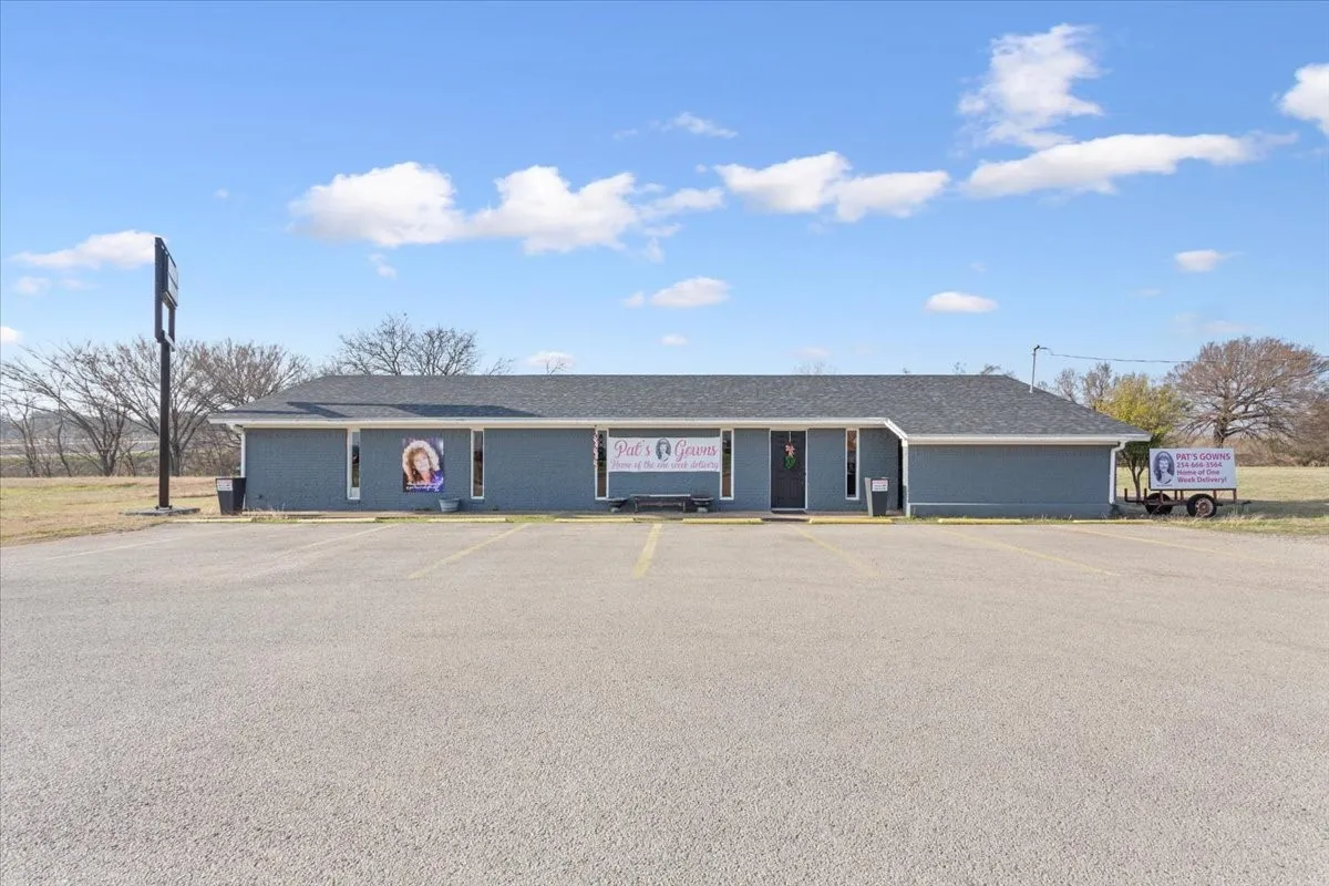 Retail For Sale in Mc Lennan County , 6398 S IH 35, Hewitt, Texas 76643, 0, 0, Garage spaces, 0 Sqft, built in 1989, Preowned, Price $399,000, mls#21185399, Real Estate Agent in Hewitt, Homes For Sale in Mc Lennan county, Homes For Sale in Hewitt, Realtor in Hewitt Texas, Real Estate Brokerage Independent Realty Texas, Luminita Cordes Realtor
