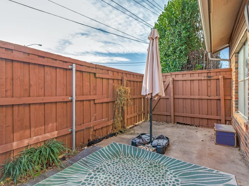 Townhouse For Sale in Tarrant County , 5618 Cedar Creek Drive 5, Benbrook, Texas 76109, 3 Bedroom, 2 Bathroom, Garage spaces, 1,155 Sqft, built in 1984, Preowned, mls#21186215, Real Estate Agent in Benbrook, Homes For Sale in Tarrant county, Homes For Sale in Benbrook, Realtor in Benbrook Texas, Real Estate Brokerage Independent Realty Texas, Luminita Cordes Realtor