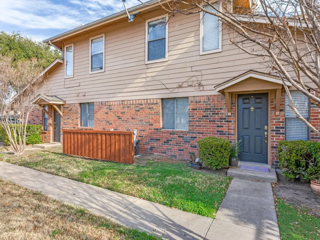 Townhouse For Sale in Tarrant County , 5618 Cedar Creek Drive 5, Benbrook, Texas 76109, 3 Bedroom, 2 Bathroom, Garage spaces, 1,155 Sqft, built in 1984, Preowned, mls#21186215, Real Estate Agent in Benbrook, Homes For Sale in Tarrant county, Homes For Sale in Benbrook, Realtor in Benbrook Texas, Real Estate Brokerage Independent Realty Texas, Luminita Cordes Realtor