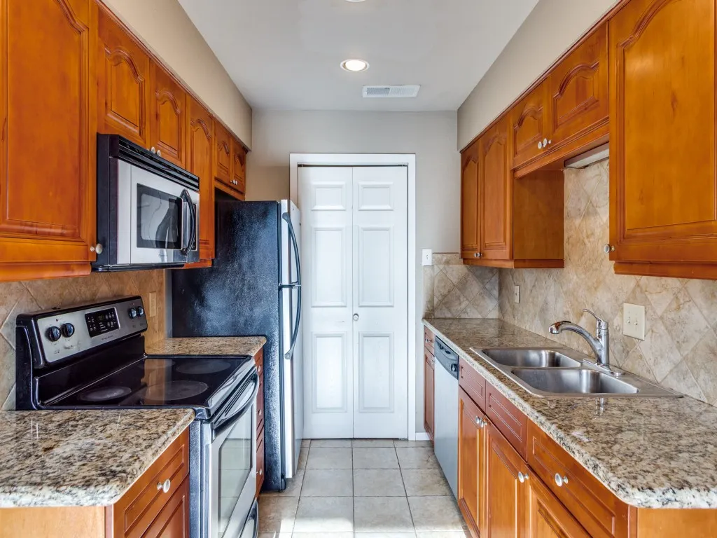 Townhouse For Sale in Tarrant County , 5618 Cedar Creek Drive 5, Benbrook, Texas 76109, 3 Bedroom, 2 Bathroom, Garage spaces, 1,155 Sqft, built in 1984, Preowned, mls#21186215, Real Estate Agent in Benbrook, Homes For Sale in Tarrant county, Homes For Sale in Benbrook, Realtor in Benbrook Texas, Real Estate Brokerage Independent Realty Texas, Luminita Cordes Realtor