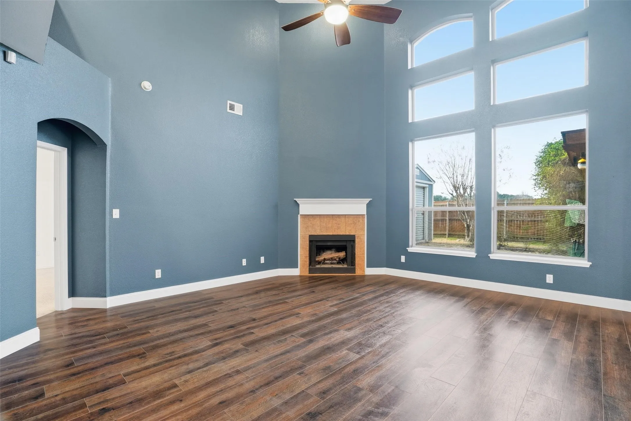 Single Family Residence For Sale in Johnson County , 508 Lakeview Circle, Burleson, Texas 76028, 4 Bedroom, 4 Bathroom, 2 Garage spaces, 3,010 Sqft, built in 2006, mls#21184162, Real Estate Agent in Burleson, Homes For Sale in Johnson county, Homes For Sale in Burleson, Realtor in Burleson Texas, Real Estate Brokerage Independent Realty Texas, Luminita Cordes Realtor