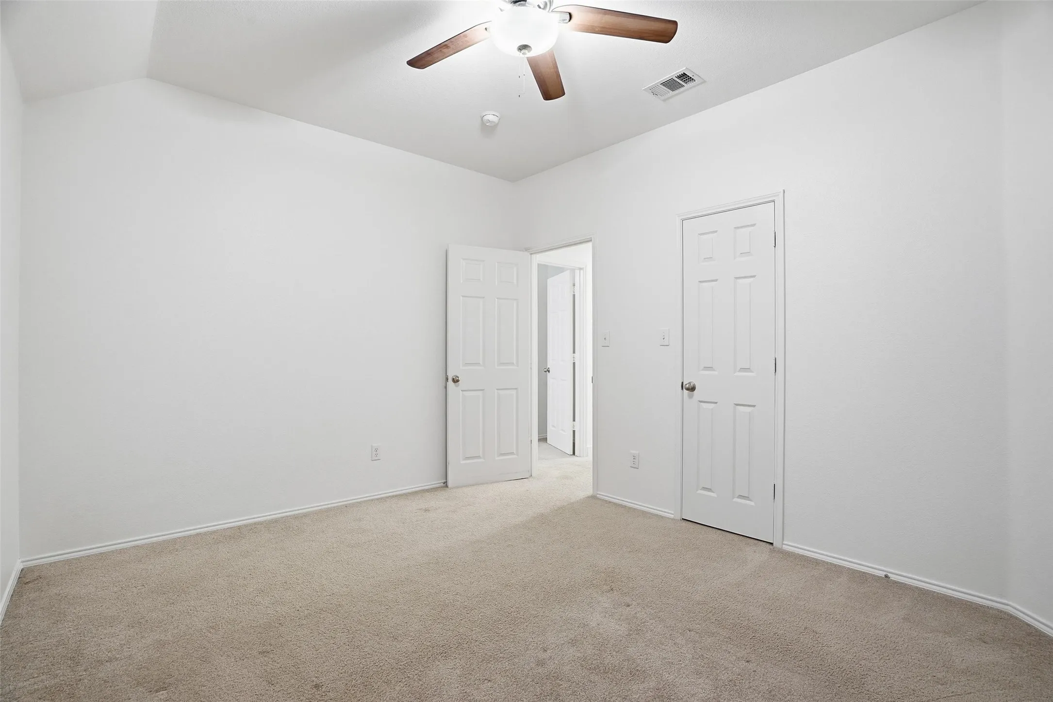 Single Family Residence For Sale in Johnson County , 508 Lakeview Circle, Burleson, Texas 76028, 4 Bedroom, 4 Bathroom, 2 Garage spaces, 3,010 Sqft, built in 2006, mls#21184162, Real Estate Agent in Burleson, Homes For Sale in Johnson county, Homes For Sale in Burleson, Realtor in Burleson Texas, Real Estate Brokerage Independent Realty Texas, Luminita Cordes Realtor