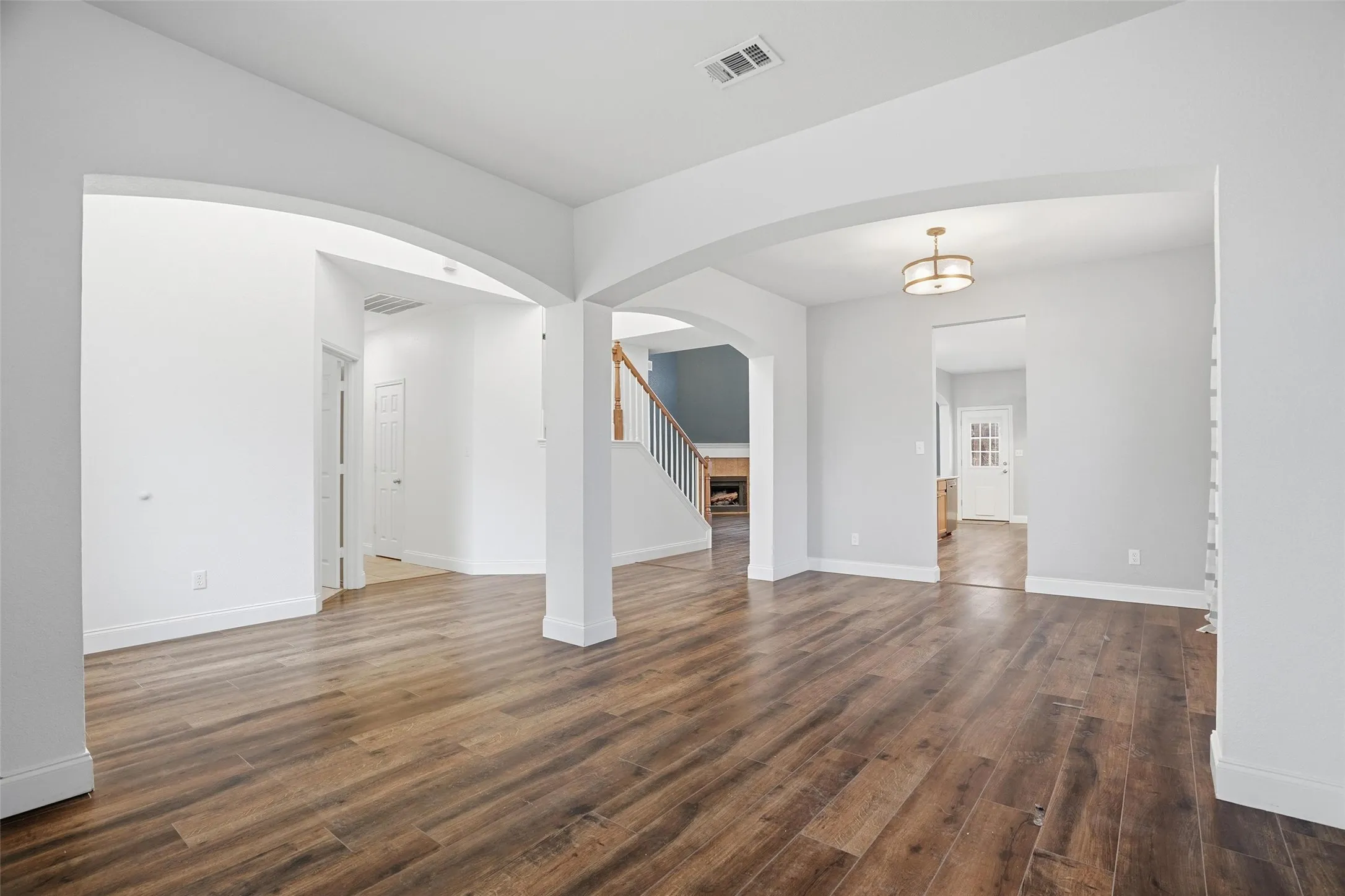Single Family Residence For Sale in Johnson County , 508 Lakeview Circle, Burleson, Texas 76028, 4 Bedroom, 4 Bathroom, 2 Garage spaces, 3,010 Sqft, built in 2006, mls#21184162, Real Estate Agent in Burleson, Homes For Sale in Johnson county, Homes For Sale in Burleson, Realtor in Burleson Texas, Real Estate Brokerage Independent Realty Texas, Luminita Cordes Realtor