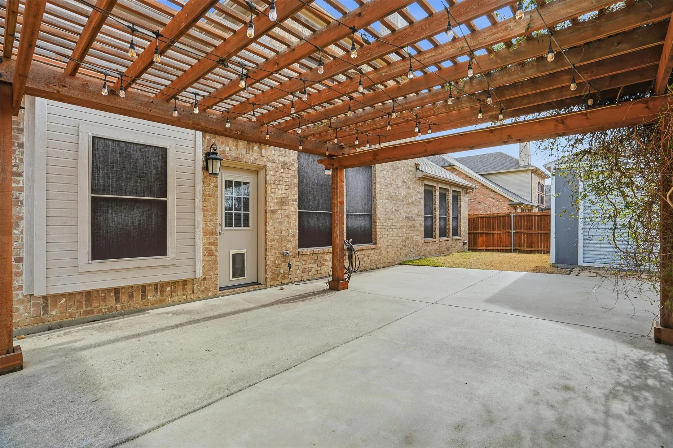 Single Family Residence For Sale in Johnson County , 508 Lakeview Circle, Burleson, Texas 76028, 4 Bedroom, 4 Bathroom, 2 Garage spaces, 3,010 Sqft, built in 2006, mls#21184162, Real Estate Agent in Burleson, Homes For Sale in Johnson county, Homes For Sale in Burleson, Realtor in Burleson Texas, Real Estate Brokerage Independent Realty Texas, Luminita Cordes Realtor