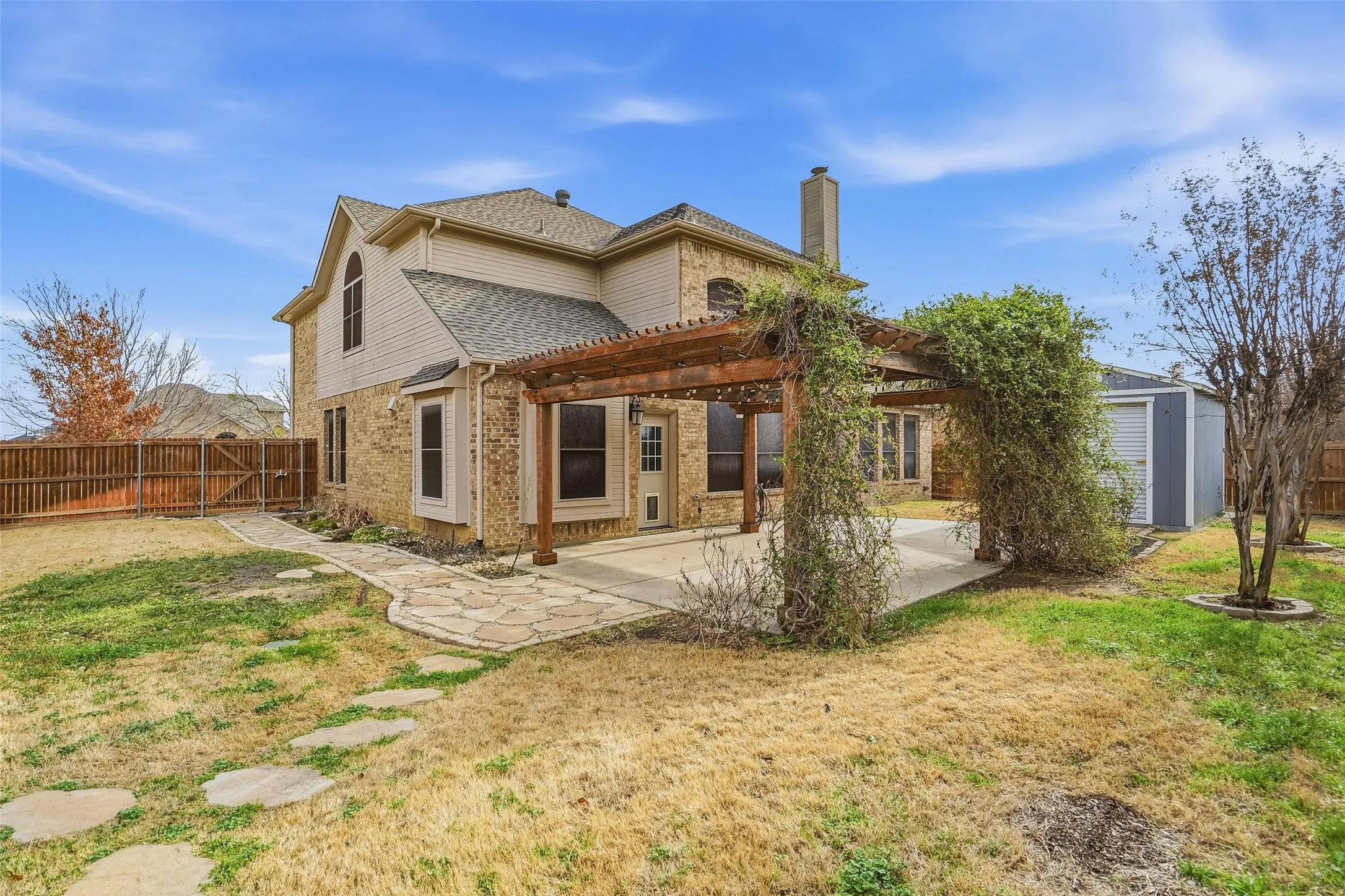Single Family Residence For Sale in Johnson County , 508 Lakeview Circle, Burleson, Texas 76028, 4 Bedroom, 4 Bathroom, 2 Garage spaces, 3,010 Sqft, built in 2006, mls#21184162, Real Estate Agent in Burleson, Homes For Sale in Johnson county, Homes For Sale in Burleson, Realtor in Burleson Texas, Real Estate Brokerage Independent Realty Texas, Luminita Cordes Realtor