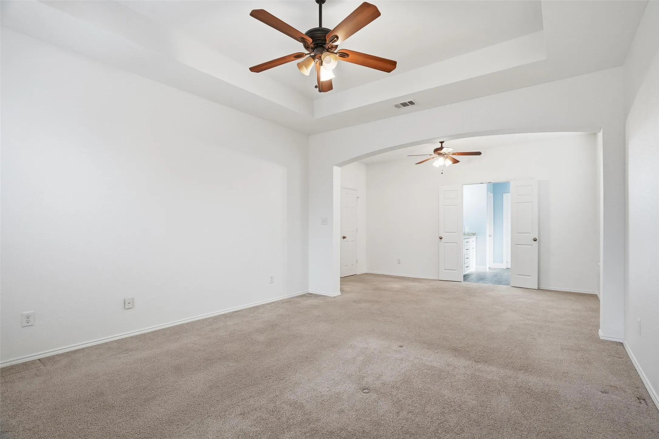 Single Family Residence For Sale in Johnson County , 508 Lakeview Circle, Burleson, Texas 76028, 4 Bedroom, 4 Bathroom, 2 Garage spaces, 3,010 Sqft, built in 2006, mls#21184162, Real Estate Agent in Burleson, Homes For Sale in Johnson county, Homes For Sale in Burleson, Realtor in Burleson Texas, Real Estate Brokerage Independent Realty Texas, Luminita Cordes Realtor