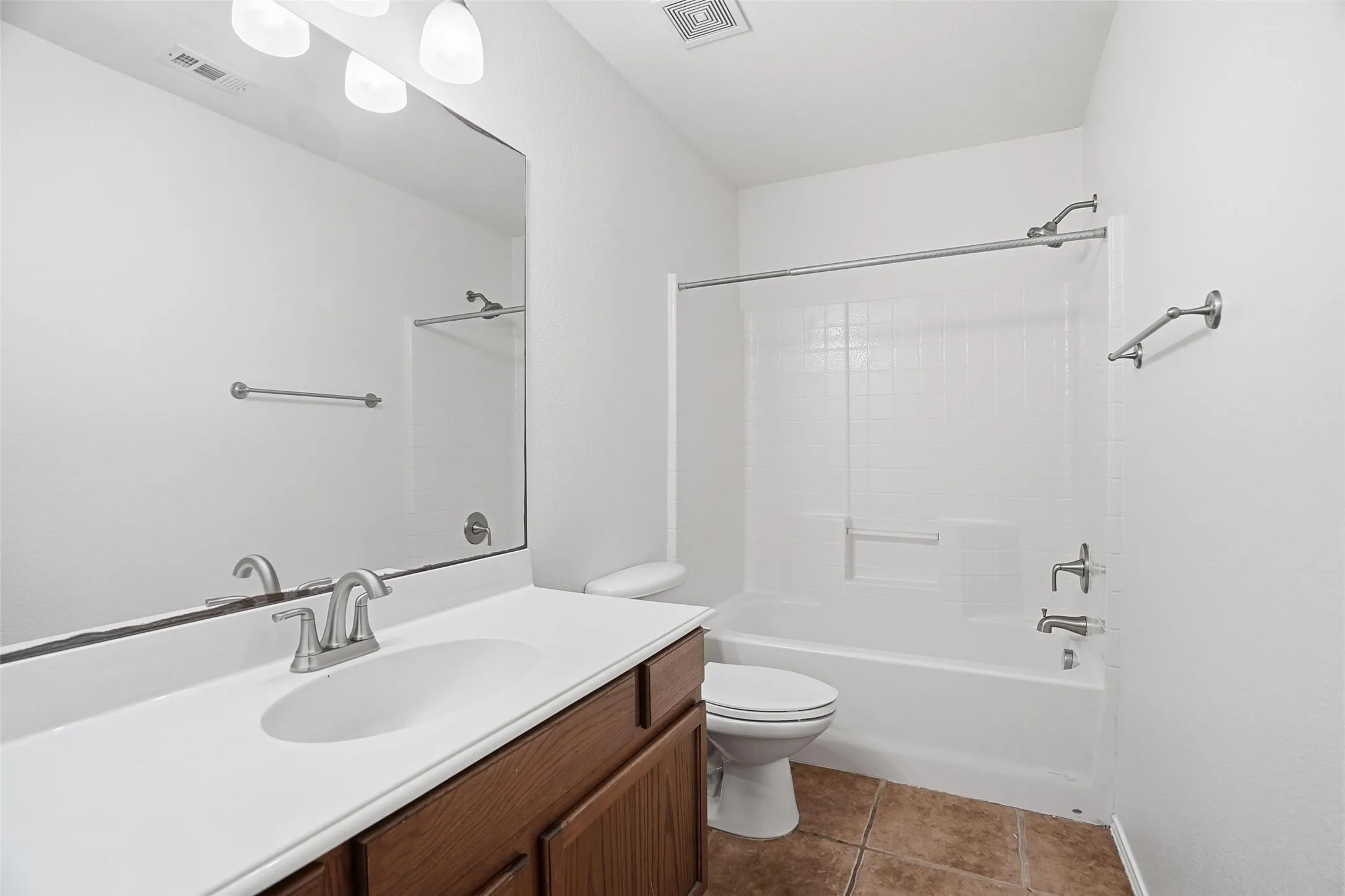 Single Family Residence For Sale in Johnson County , 508 Lakeview Circle, Burleson, Texas 76028, 4 Bedroom, 4 Bathroom, 2 Garage spaces, 3,010 Sqft, built in 2006, mls#21184162, Real Estate Agent in Burleson, Homes For Sale in Johnson county, Homes For Sale in Burleson, Realtor in Burleson Texas, Real Estate Brokerage Independent Realty Texas, Luminita Cordes Realtor