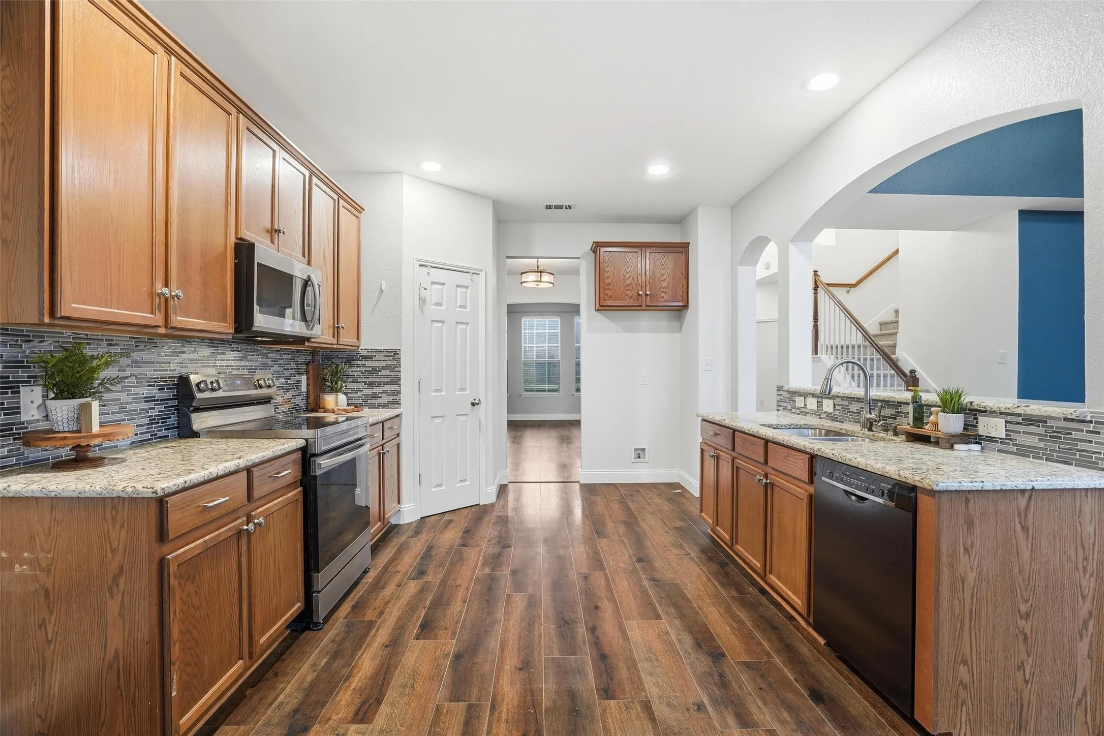 Single Family Residence For Sale in Johnson County , 508 Lakeview Circle, Burleson, Texas 76028, 4 Bedroom, 4 Bathroom, 2 Garage spaces, 3,010 Sqft, built in 2006, mls#21184162, Real Estate Agent in Burleson, Homes For Sale in Johnson county, Homes For Sale in Burleson, Realtor in Burleson Texas, Real Estate Brokerage Independent Realty Texas, Luminita Cordes Realtor