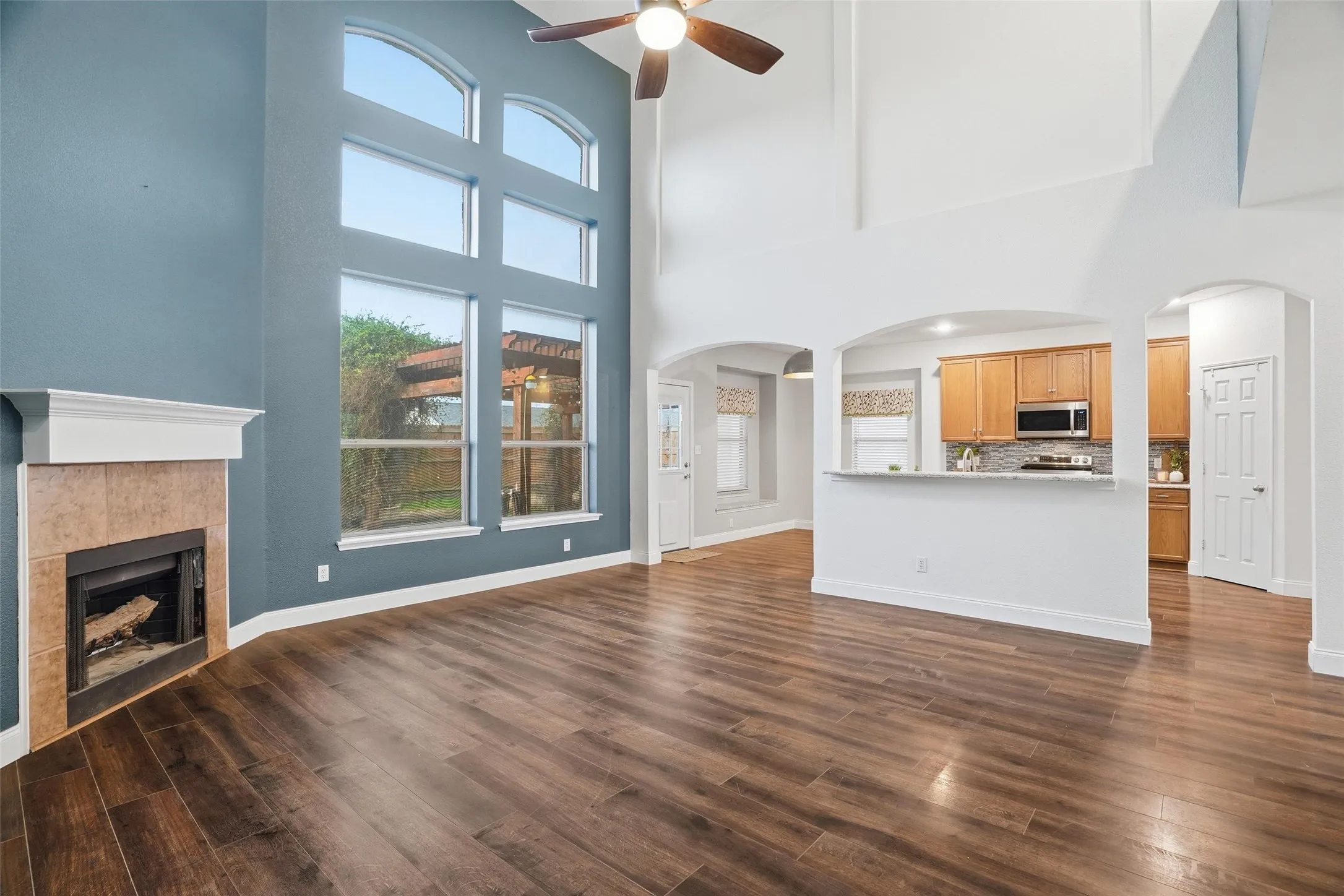 Single Family Residence For Sale in Johnson County , 508 Lakeview Circle, Burleson, Texas 76028, 4 Bedroom, 4 Bathroom, 2 Garage spaces, 3,010 Sqft, built in 2006, mls#21184162, Real Estate Agent in Burleson, Homes For Sale in Johnson county, Homes For Sale in Burleson, Realtor in Burleson Texas, Real Estate Brokerage Independent Realty Texas, Luminita Cordes Realtor