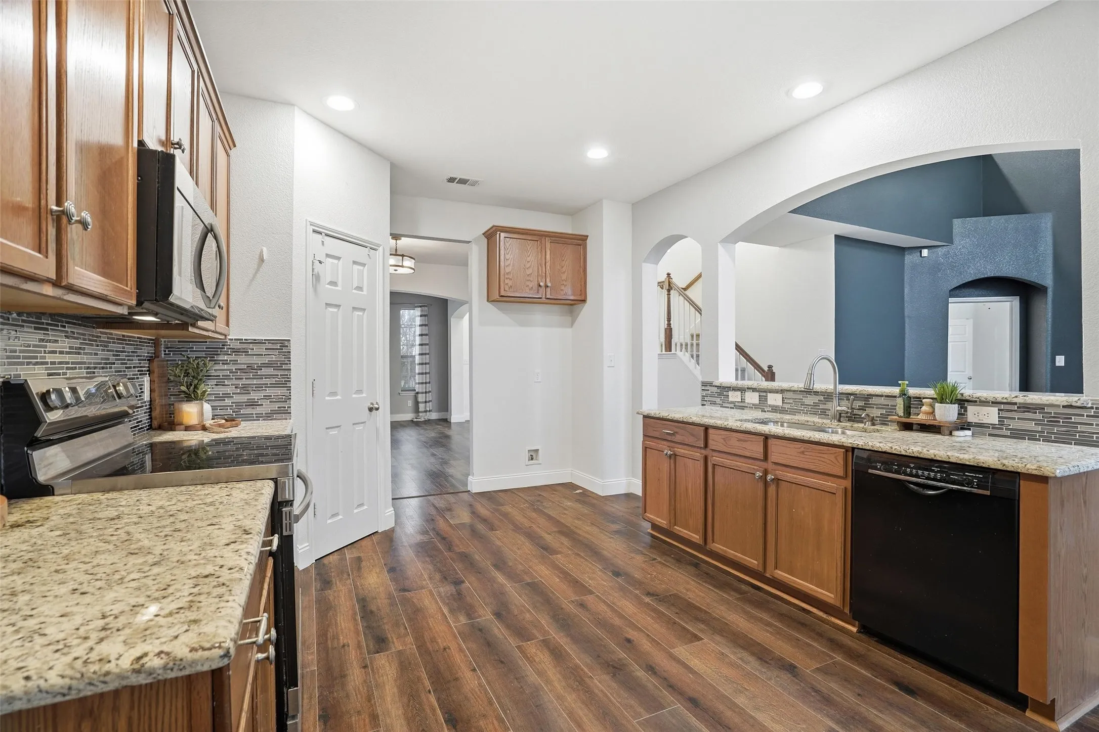 Single Family Residence For Sale in Johnson County , 508 Lakeview Circle, Burleson, Texas 76028, 4 Bedroom, 4 Bathroom, 2 Garage spaces, 3,010 Sqft, built in 2006, mls#21184162, Real Estate Agent in Burleson, Homes For Sale in Johnson county, Homes For Sale in Burleson, Realtor in Burleson Texas, Real Estate Brokerage Independent Realty Texas, Luminita Cordes Realtor