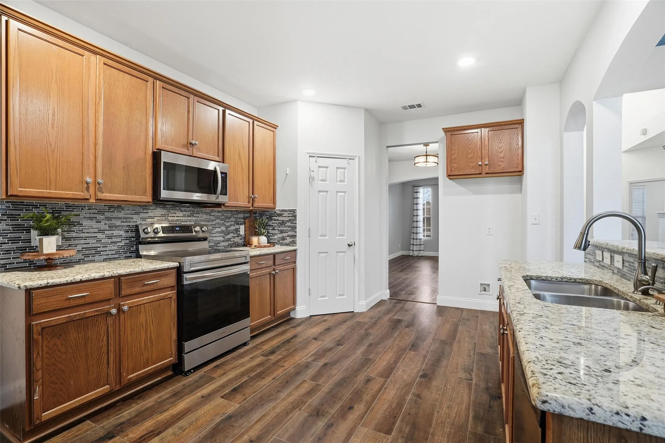 Single Family Residence For Sale in Johnson County , 508 Lakeview Circle, Burleson, Texas 76028, 4 Bedroom, 4 Bathroom, 2 Garage spaces, 3,010 Sqft, built in 2006, mls#21184162, Real Estate Agent in Burleson, Homes For Sale in Johnson county, Homes For Sale in Burleson, Realtor in Burleson Texas, Real Estate Brokerage Independent Realty Texas, Luminita Cordes Realtor