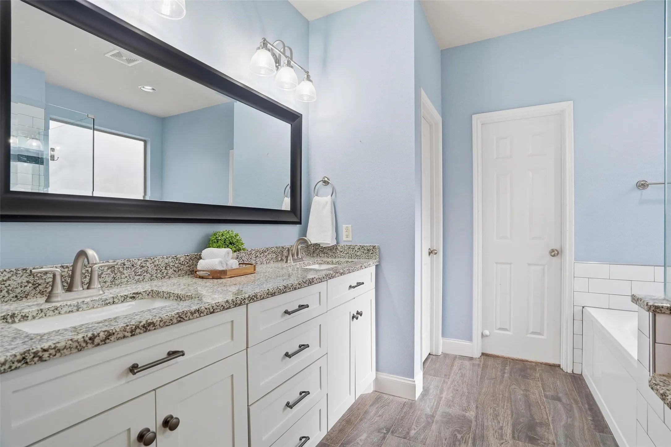 Single Family Residence For Sale in Johnson County , 508 Lakeview Circle, Burleson, Texas 76028, 4 Bedroom, 4 Bathroom, 2 Garage spaces, 3,010 Sqft, built in 2006, mls#21184162, Real Estate Agent in Burleson, Homes For Sale in Johnson county, Homes For Sale in Burleson, Realtor in Burleson Texas, Real Estate Brokerage Independent Realty Texas, Luminita Cordes Realtor