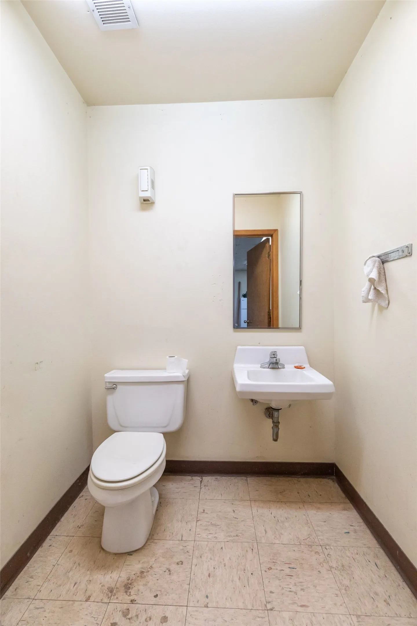 Industrial For Sale in Taylor County , 5050 E US Highway 80, Abilene, Texas 79601, 0, 0, Garage spaces, 0 Sqft, built in 1981, Preowned, mls#21182865, Real Estate Agent in Abilene, Homes For Sale in Taylor county, Homes For Sale in Abilene, Realtor in Abilene Texas, Real Estate Brokerage Independent Realty Texas, Luminita Cordes Realtor