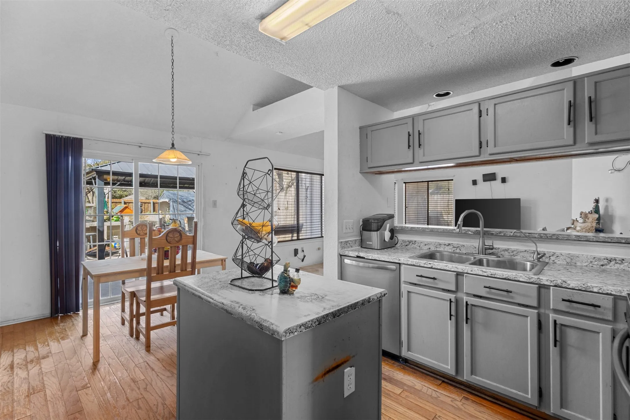 Single Family Residence For Sale in Dallas County , 3201 Auburn Drive, Rowlett, Texas 75088, 4 Bedrooms, 2 Bathrooms, Garage spaces, 2,581 Sqft, built in 1986, Price $345,000, mls#21186391, Real Estate Agent in Rowlett, Homes For Sale in Dallas county, Homes For Sale in Rowlett, Realtor in Rowlett Texas, Real Estate Brokerage Independent Realty Texas, Luminita Cordes Realtor