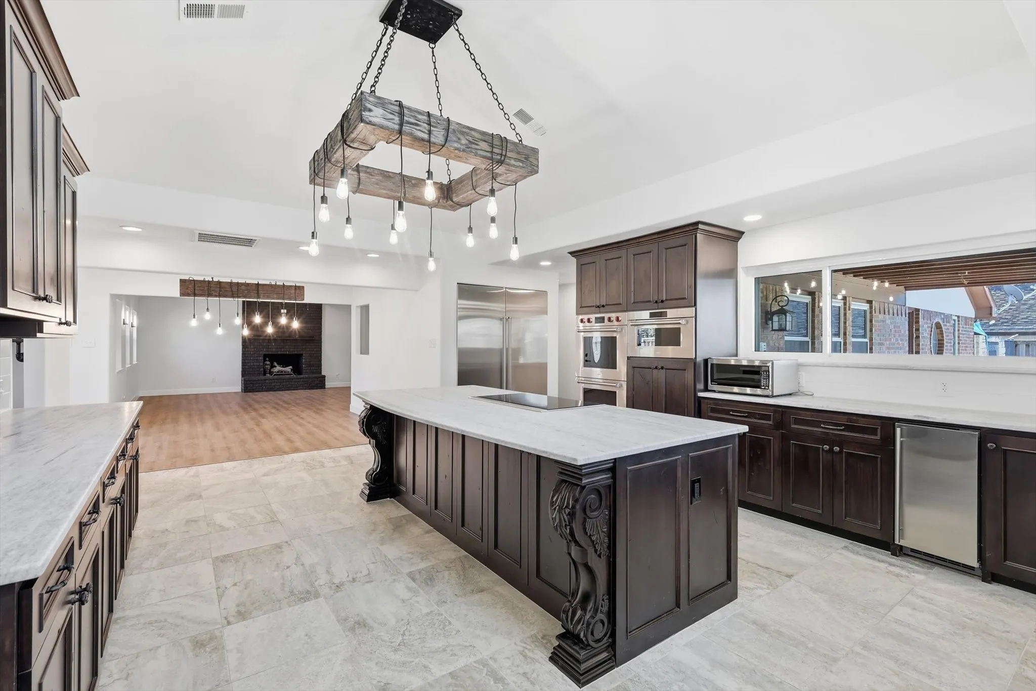 Single Family Residence For Sale in Tarrant County , 913 Ashland Court, Mansfield, Texas 76063, 5 Bedroom, 5 Bathroom, 4 Garage spaces, 4,468 Sqft, built in 1985, Preowned, mls#21185845, Real Estate Agent in Mansfield, Homes For Sale in Tarrant county, Homes For Sale in Mansfield, Realtor in Mansfield Texas, Real Estate Brokerage Independent Realty Texas, Luminita Cordes Realtor