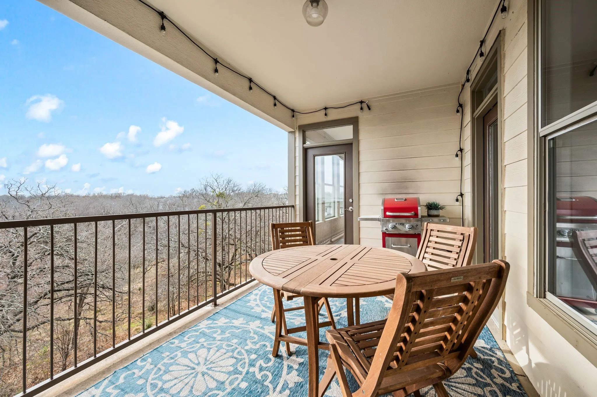 Balcony featuring outdoor dining area