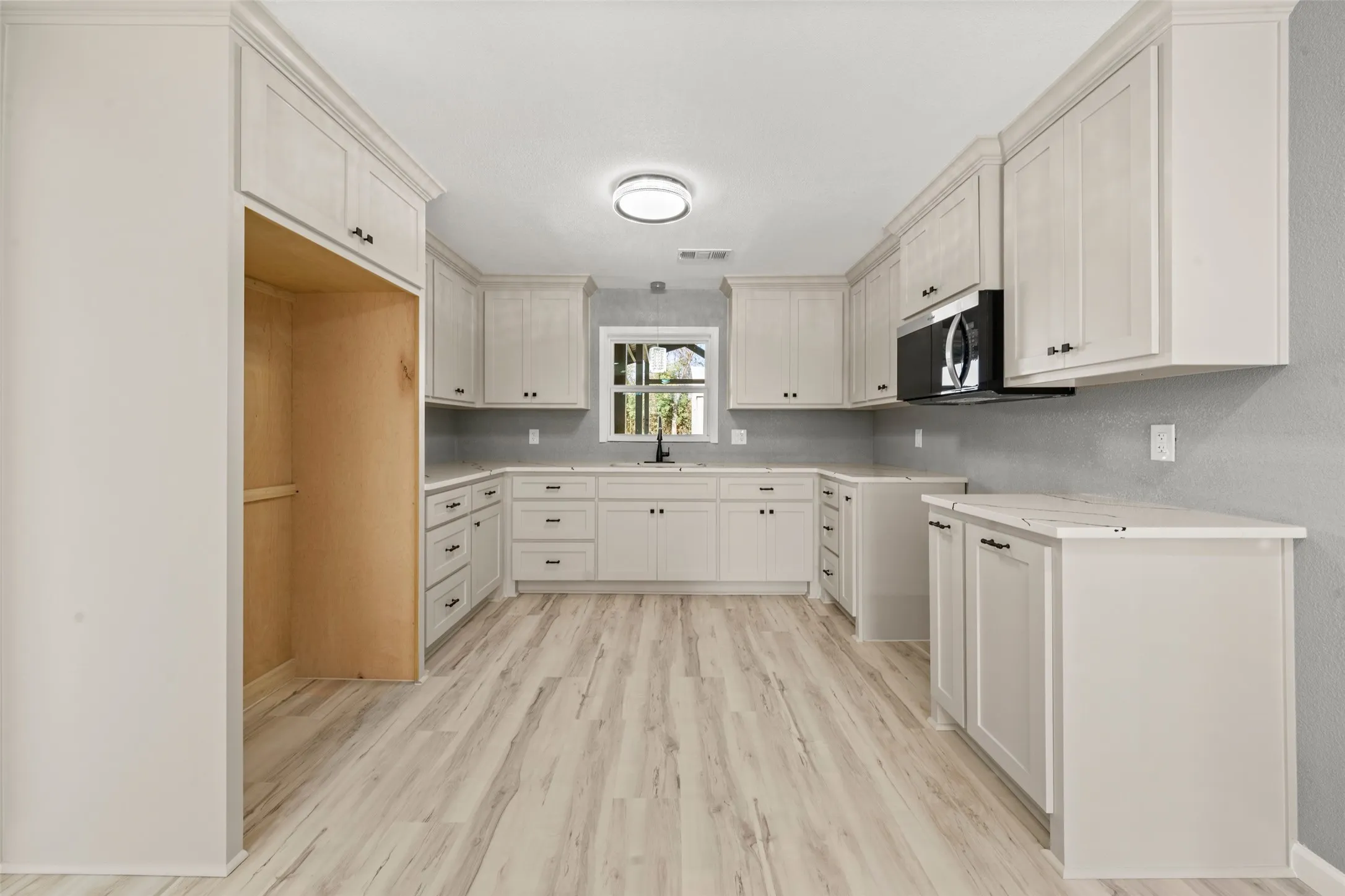 Single Family Residence For Sale in Bosque County , 108 9th Street, Valley Mills, Texas 76689, 3 Bedroom, 1 Bathroom, Garage spaces, 1,046 Sqft, built in 1950, Preowned, mls#21186358, Real Estate Agent in Valley Mills, Homes For Sale in Bosque county, Homes For Sale in Valley Mills, Realtor in Valley Mills Texas, Real Estate Brokerage Independent Realty Texas, Luminita Cordes Realtor