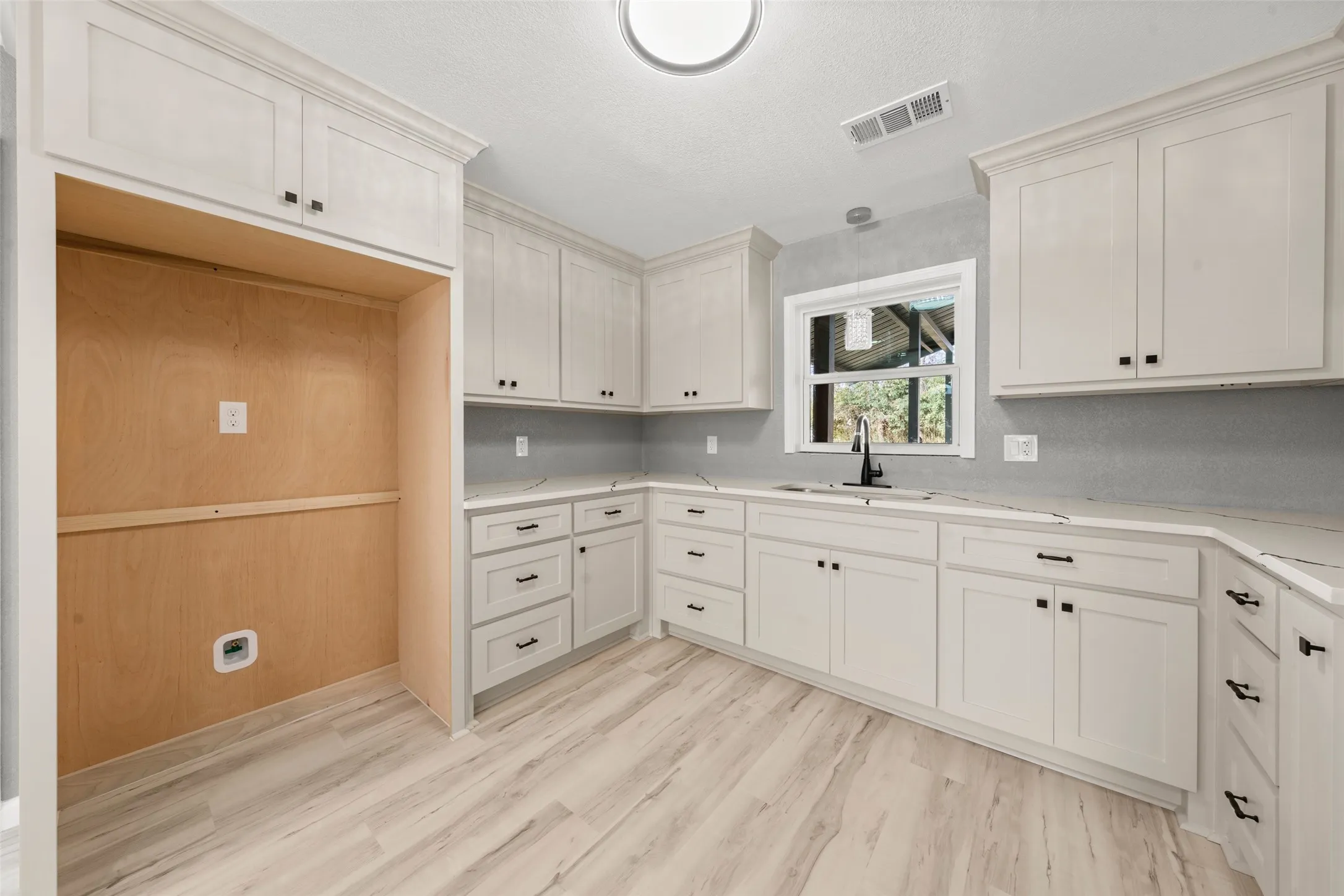 Single Family Residence For Sale in Bosque County , 108 9th Street, Valley Mills, Texas 76689, 3 Bedroom, 1 Bathroom, Garage spaces, 1,046 Sqft, built in 1950, Preowned, mls#21186358, Real Estate Agent in Valley Mills, Homes For Sale in Bosque county, Homes For Sale in Valley Mills, Realtor in Valley Mills Texas, Real Estate Brokerage Independent Realty Texas, Luminita Cordes Realtor