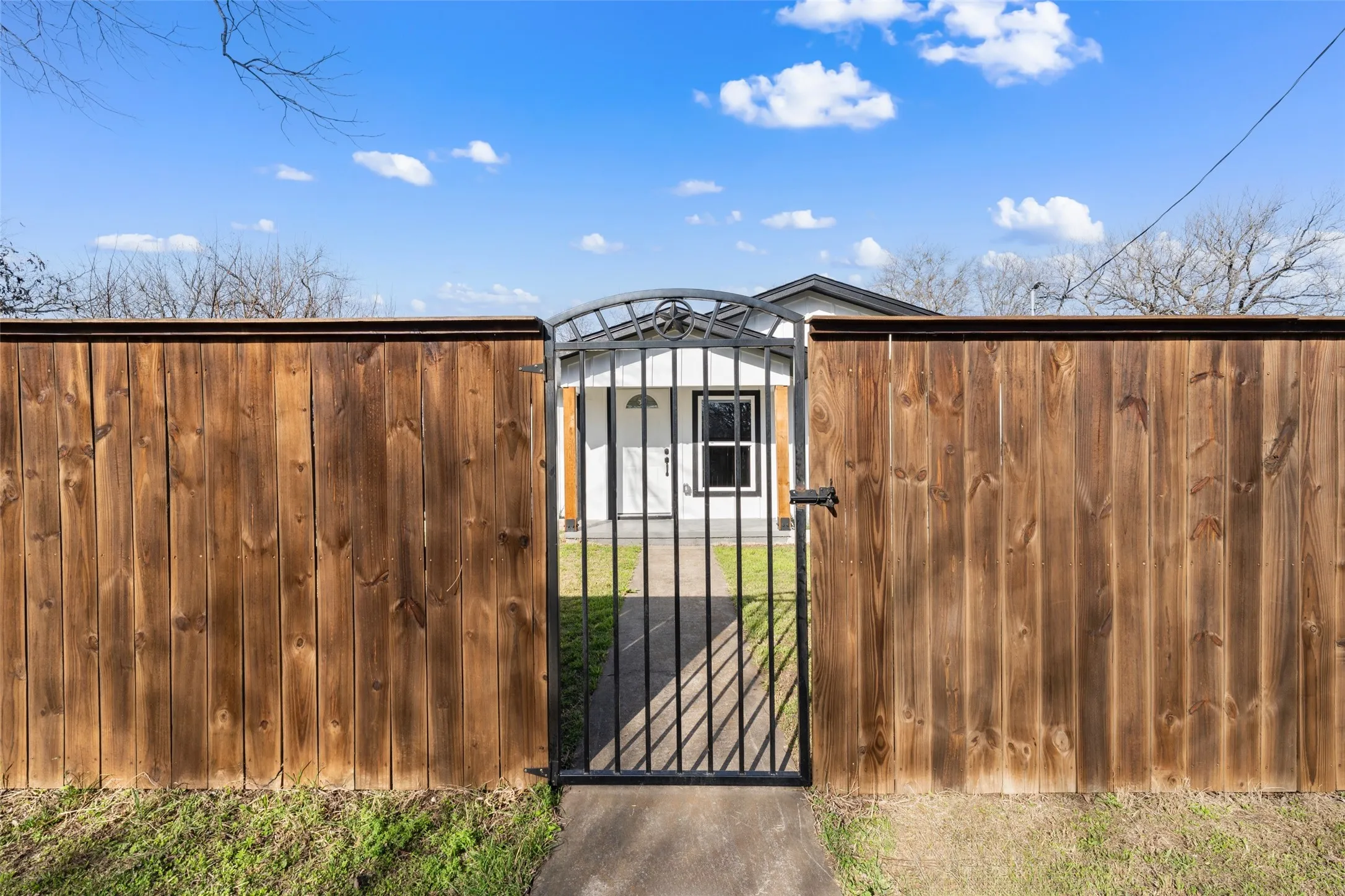 Single Family Residence For Sale in Bosque County , 108 9th Street, Valley Mills, Texas 76689, 3 Bedroom, 1 Bathroom, Garage spaces, 1,046 Sqft, built in 1950, Preowned, mls#21186358, Real Estate Agent in Valley Mills, Homes For Sale in Bosque county, Homes For Sale in Valley Mills, Realtor in Valley Mills Texas, Real Estate Brokerage Independent Realty Texas, Luminita Cordes Realtor