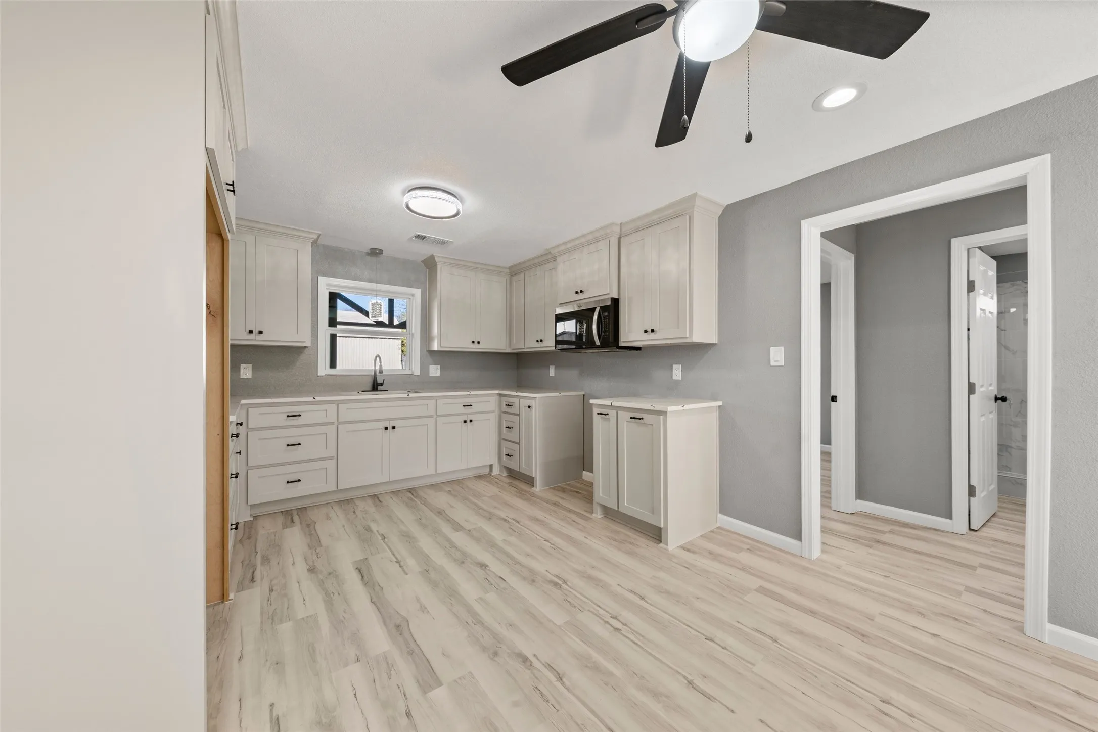 Single Family Residence For Sale in Bosque County , 108 9th Street, Valley Mills, Texas 76689, 3 Bedroom, 1 Bathroom, Garage spaces, 1,046 Sqft, built in 1950, Preowned, mls#21186358, Real Estate Agent in Valley Mills, Homes For Sale in Bosque county, Homes For Sale in Valley Mills, Realtor in Valley Mills Texas, Real Estate Brokerage Independent Realty Texas, Luminita Cordes Realtor