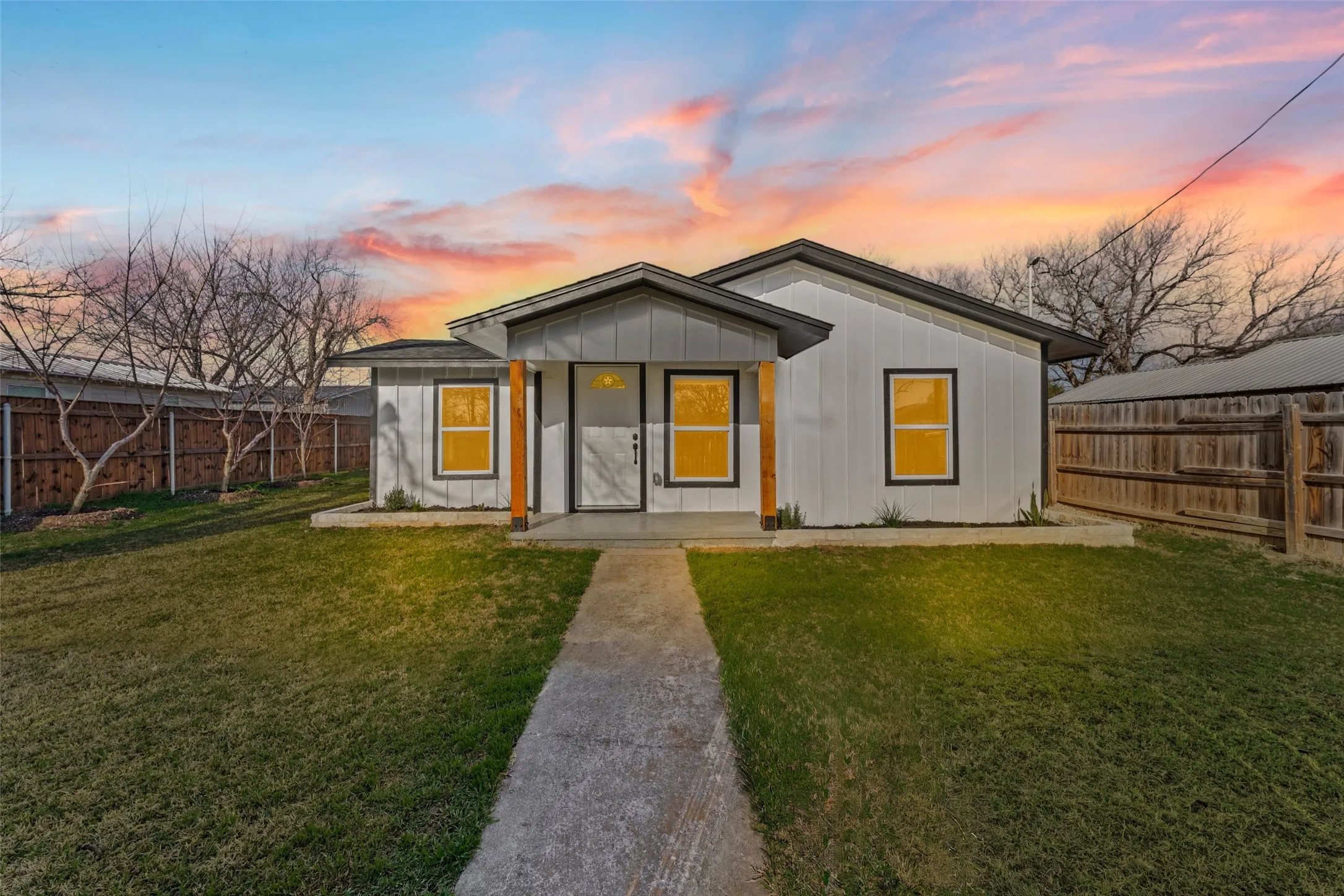 Single Family Residence For Sale in Bosque County , 108 9th Street, Valley Mills, Texas 76689, 3 Bedroom, 1 Bathroom, Garage spaces, 1,046 Sqft, built in 1950, Preowned, mls#21186358, Real Estate Agent in Valley Mills, Homes For Sale in Bosque county, Homes For Sale in Valley Mills, Realtor in Valley Mills Texas, Real Estate Brokerage Independent Realty Texas, Luminita Cordes Realtor