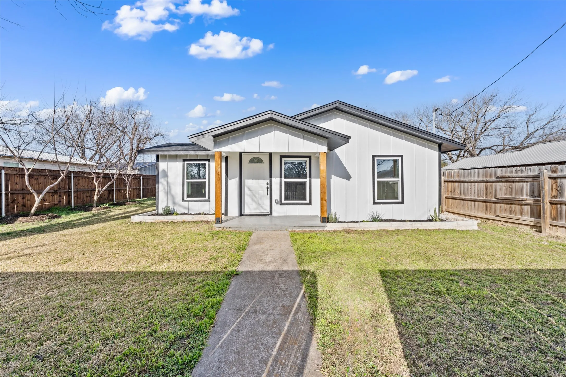 Single Family Residence For Sale in Bosque County , 108 9th Street, Valley Mills, Texas 76689, 3 Bedroom, 1 Bathroom, Garage spaces, 1,046 Sqft, built in 1950, Preowned, mls#21186358, Real Estate Agent in Valley Mills, Homes For Sale in Bosque county, Homes For Sale in Valley Mills, Realtor in Valley Mills Texas, Real Estate Brokerage Independent Realty Texas, Luminita Cordes Realtor