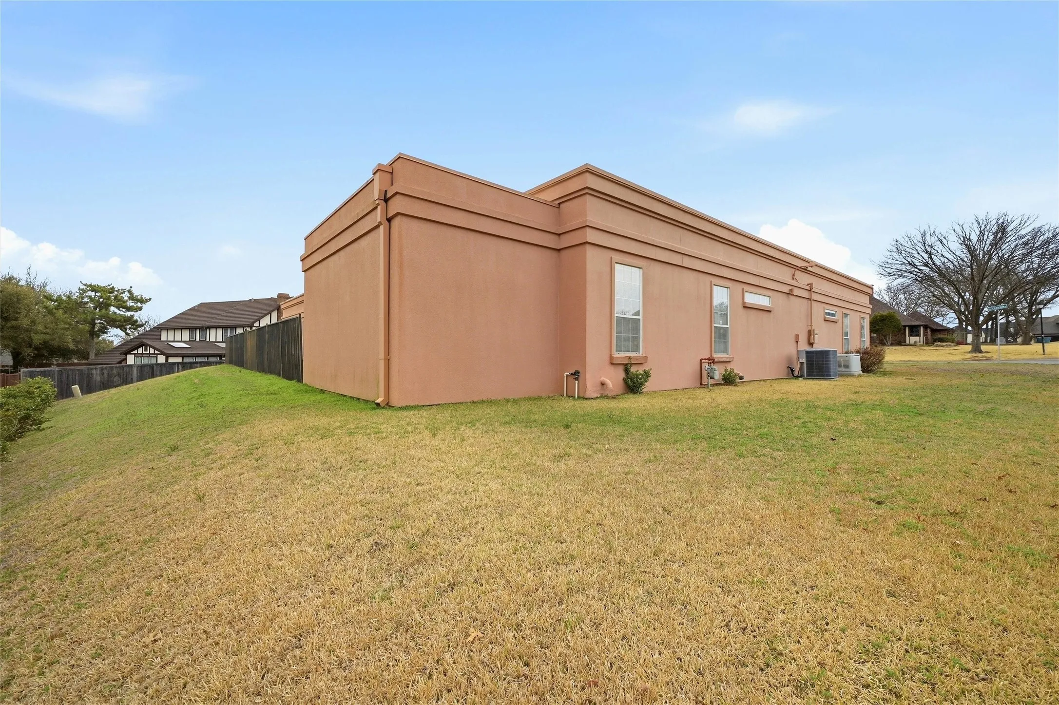 Single Family Residence For Sale in Grayson County , 2613 W Cascade Drive, Sherman, Texas 75092, 3 Bedroom, 4 Bathroom, 2 Garage spaces, 3,984 Sqft, built in 1986, mls#21186277, Real Estate Agent in Sherman, Homes For Sale in Grayson county, Homes For Sale in Sherman, Realtor in Sherman Texas, Real Estate Brokerage Independent Realty Texas, Luminita Cordes Realtor
