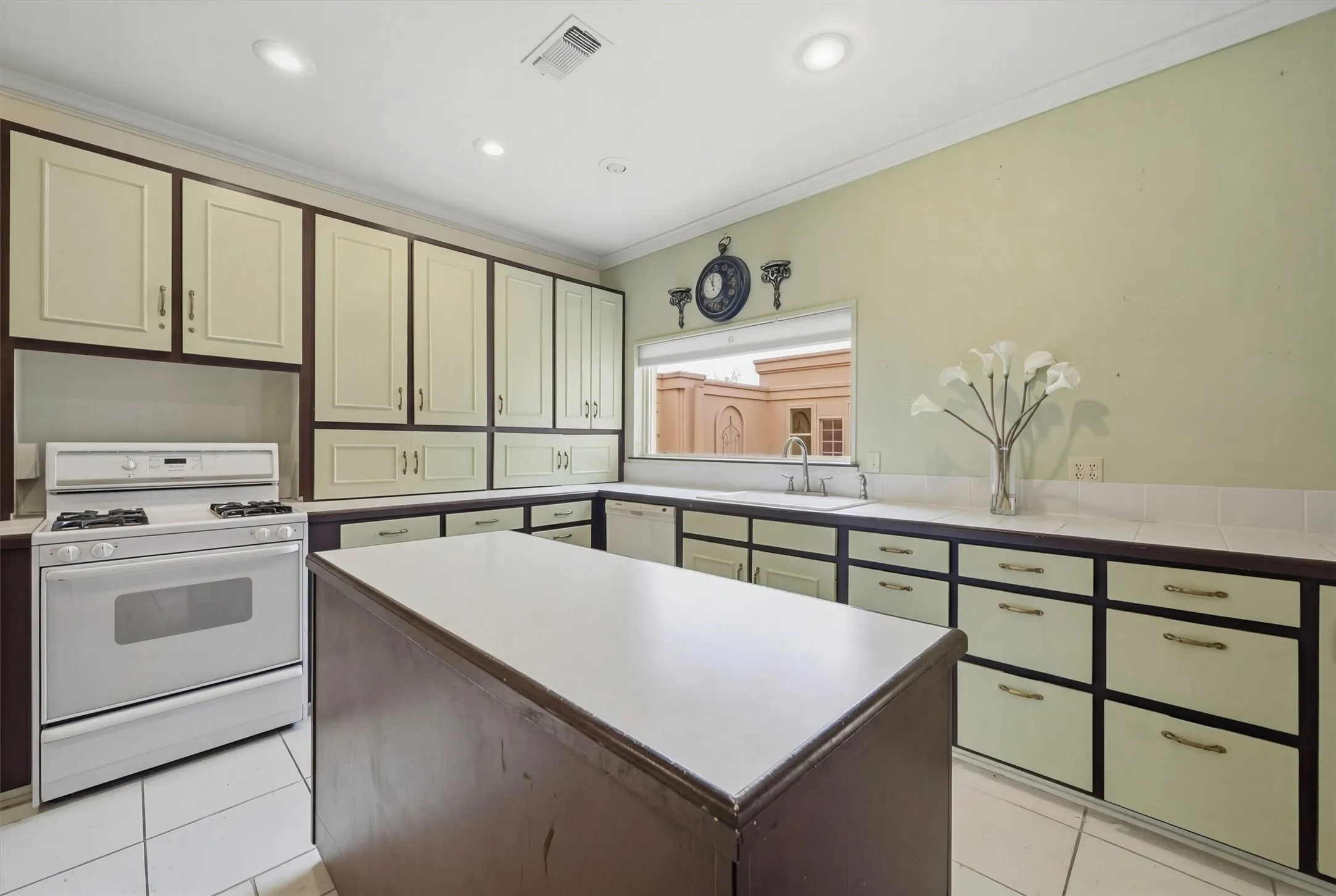 Single Family Residence For Sale in Grayson County , 2613 W Cascade Drive, Sherman, Texas 75092, 3 Bedroom, 4 Bathroom, 2 Garage spaces, 3,984 Sqft, built in 1986, mls#21186277, Real Estate Agent in Sherman, Homes For Sale in Grayson county, Homes For Sale in Sherman, Realtor in Sherman Texas, Real Estate Brokerage Independent Realty Texas, Luminita Cordes Realtor