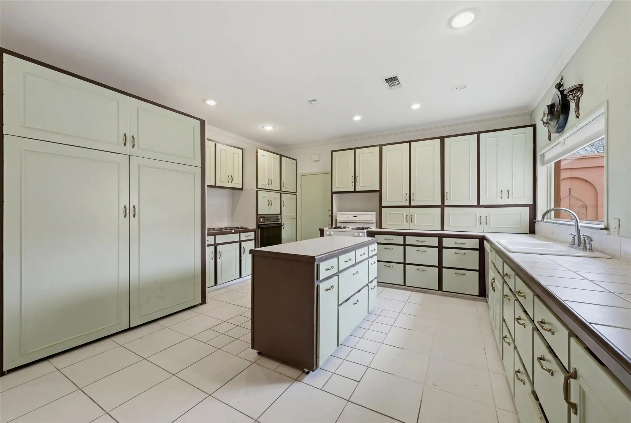 Single Family Residence For Sale in Grayson County , 2613 W Cascade Drive, Sherman, Texas 75092, 3 Bedroom, 4 Bathroom, 2 Garage spaces, 3,984 Sqft, built in 1986, mls#21186277, Real Estate Agent in Sherman, Homes For Sale in Grayson county, Homes For Sale in Sherman, Realtor in Sherman Texas, Real Estate Brokerage Independent Realty Texas, Luminita Cordes Realtor