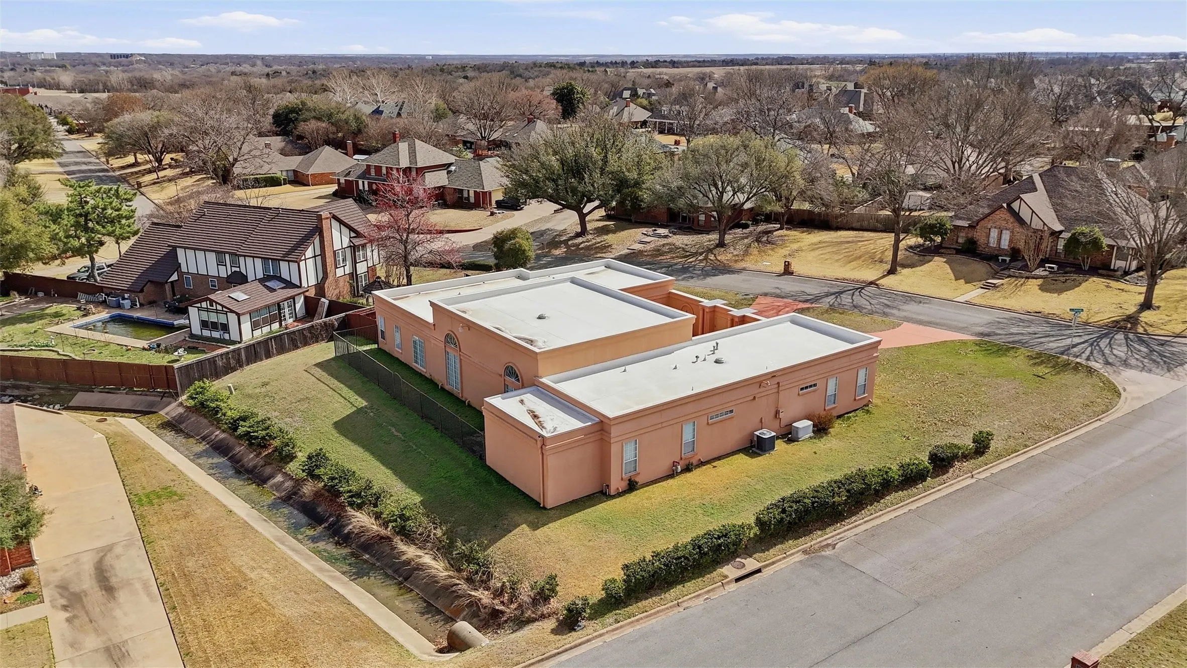 Single Family Residence For Sale in Grayson County , 2613 W Cascade Drive, Sherman, Texas 75092, 3 Bedroom, 4 Bathroom, 2 Garage spaces, 3,984 Sqft, built in 1986, mls#21186277, Real Estate Agent in Sherman, Homes For Sale in Grayson county, Homes For Sale in Sherman, Realtor in Sherman Texas, Real Estate Brokerage Independent Realty Texas, Luminita Cordes Realtor