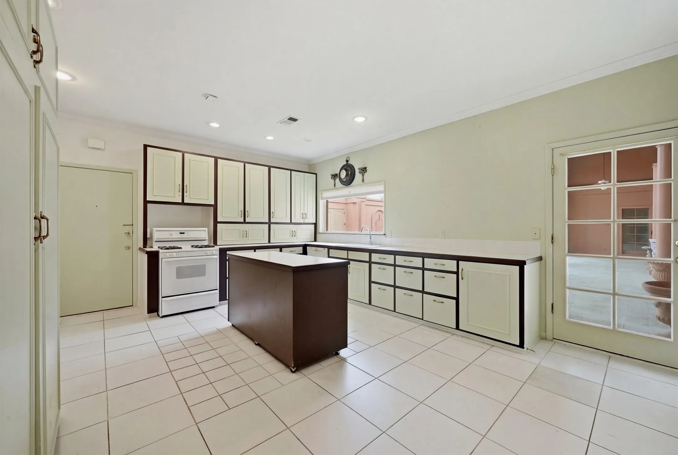 Single Family Residence For Sale in Grayson County , 2613 W Cascade Drive, Sherman, Texas 75092, 3 Bedroom, 4 Bathroom, 2 Garage spaces, 3,984 Sqft, built in 1986, mls#21186277, Real Estate Agent in Sherman, Homes For Sale in Grayson county, Homes For Sale in Sherman, Realtor in Sherman Texas, Real Estate Brokerage Independent Realty Texas, Luminita Cordes Realtor