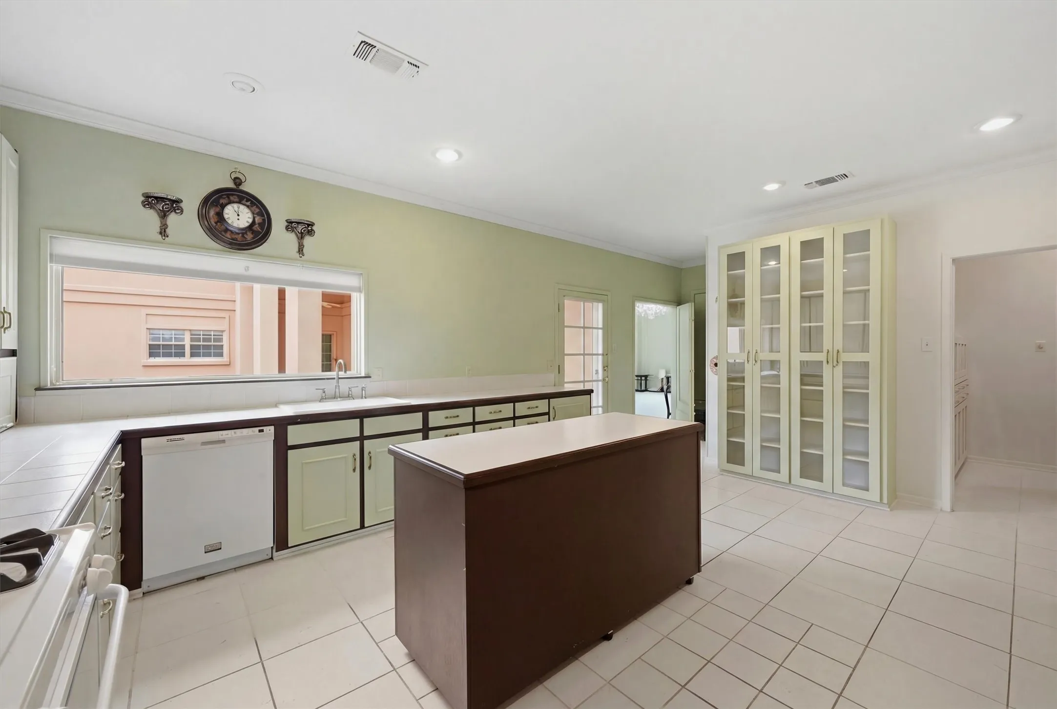 Single Family Residence For Sale in Grayson County , 2613 W Cascade Drive, Sherman, Texas 75092, 3 Bedroom, 4 Bathroom, 2 Garage spaces, 3,984 Sqft, built in 1986, mls#21186277, Real Estate Agent in Sherman, Homes For Sale in Grayson county, Homes For Sale in Sherman, Realtor in Sherman Texas, Real Estate Brokerage Independent Realty Texas, Luminita Cordes Realtor