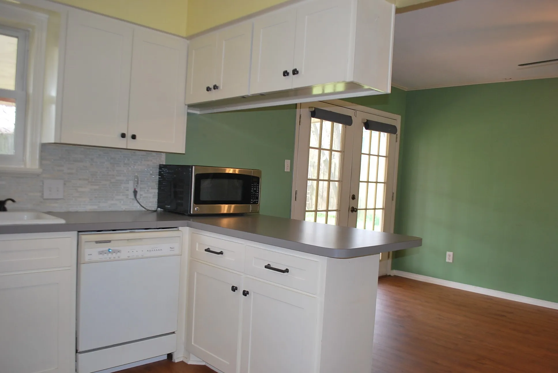 Single Family Residence For Sale in Grayson County , 2604 W Johnson Street, Denison, Texas 75020, 2 Bedroom, 2 Bathroom, Garage spaces, 1,411 Sqft, built in 1959, Preowned, mls#21186580, Real Estate Agent in Denison, Homes For Sale in Grayson county, Homes For Sale in Denison, Realtor in Denison Texas, Real Estate Brokerage Independent Realty Texas, Luminita Cordes Realtor