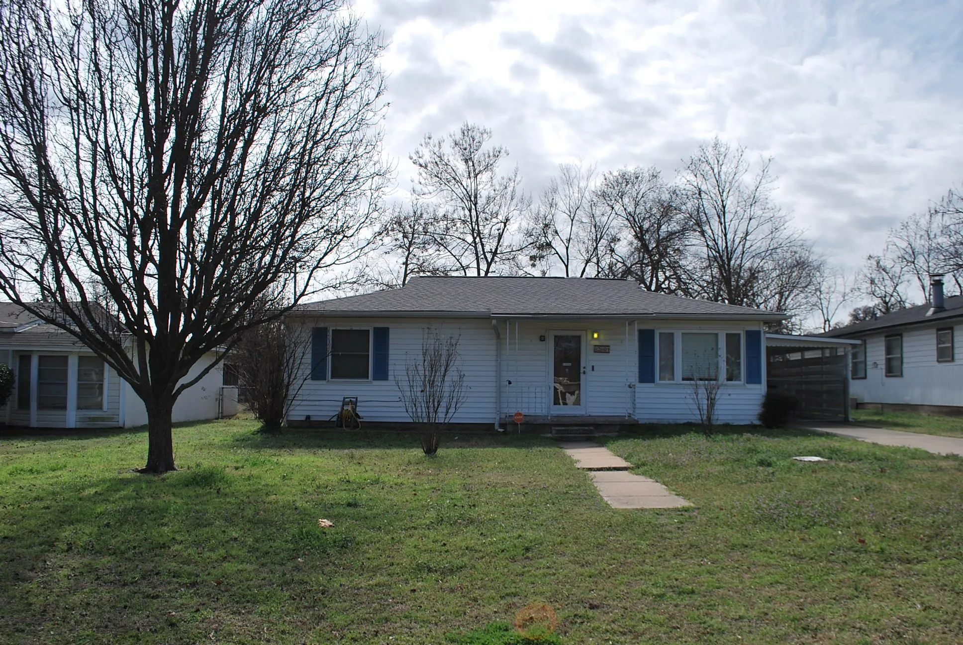 Single Family Residence For Sale in Grayson County , 2604 W Johnson Street, Denison, Texas 75020, 2 Bedroom, 2 Bathroom, Garage spaces, 1,411 Sqft, built in 1959, Preowned, mls#21186580, Real Estate Agent in Denison, Homes For Sale in Grayson county, Homes For Sale in Denison, Realtor in Denison Texas, Real Estate Brokerage Independent Realty Texas, Luminita Cordes Realtor