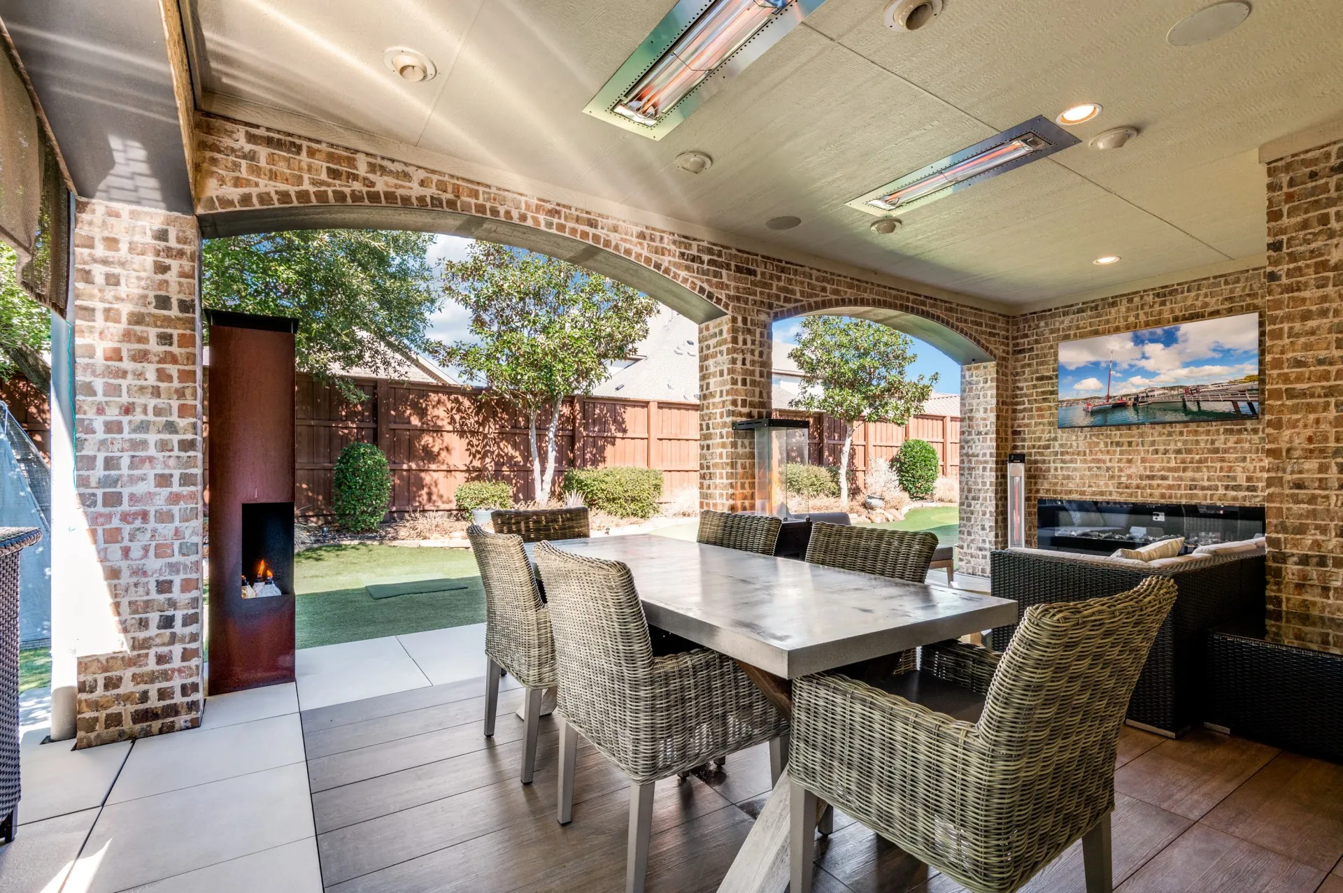 Single Family Residence For Sale in Dallas County , 647 Fountainview Drive, Irving, Texas 75039, 4 Bedroom, 5 Bathroom, 3 Garage spaces, 3,908 Sqft, built in 2014, Preowned, mls#21185838, Real Estate Agent in Irving, Homes For Sale in Dallas county, Homes For Sale in Irving, Realtor in Irving Texas, Real Estate Brokerage Independent Realty Texas, Luminita Cordes Realtor