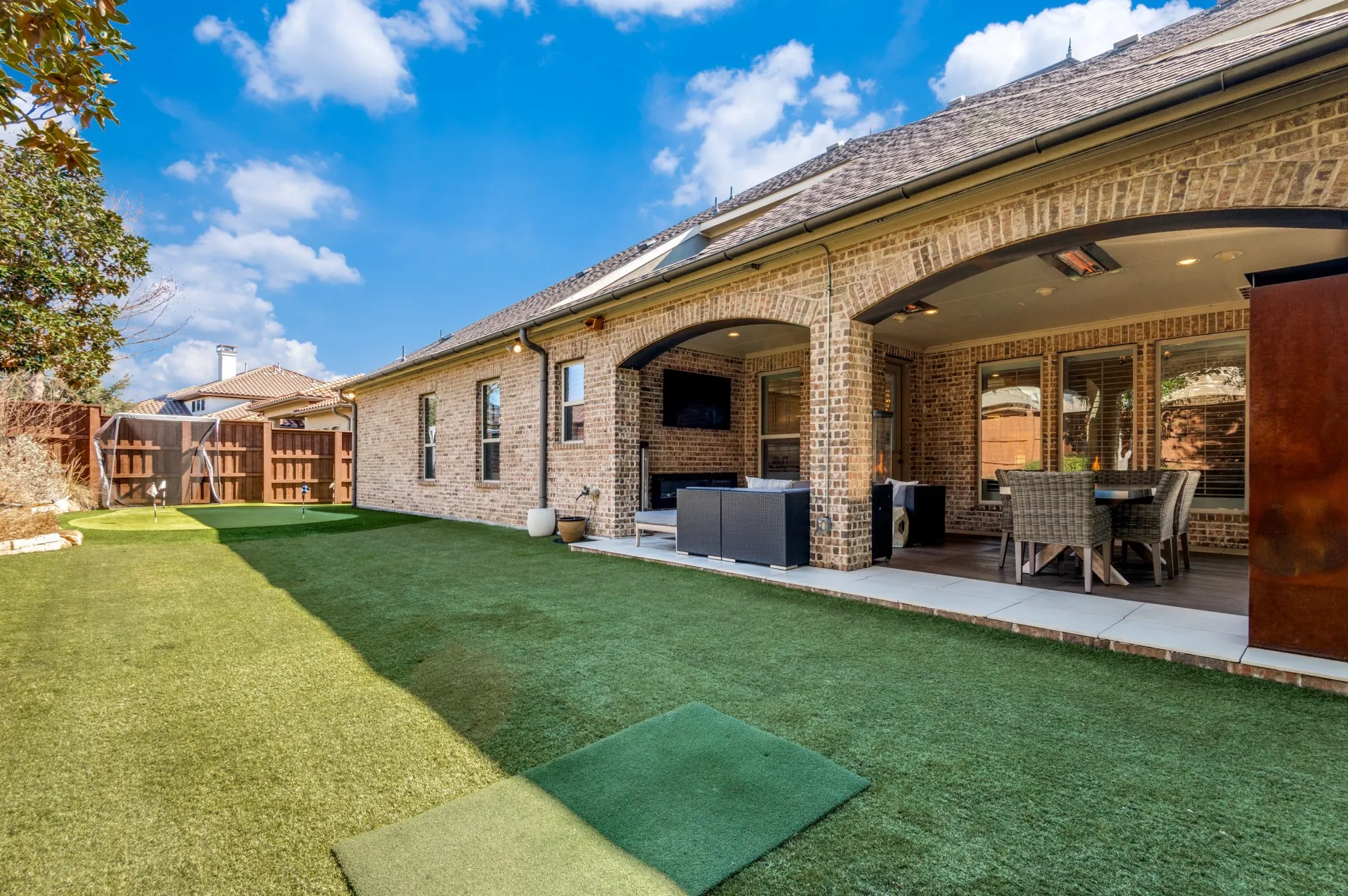Single Family Residence For Sale in Dallas County , 647 Fountainview Drive, Irving, Texas 75039, 4 Bedroom, 5 Bathroom, 3 Garage spaces, 3,908 Sqft, built in 2014, Preowned, mls#21185838, Real Estate Agent in Irving, Homes For Sale in Dallas county, Homes For Sale in Irving, Realtor in Irving Texas, Real Estate Brokerage Independent Realty Texas, Luminita Cordes Realtor