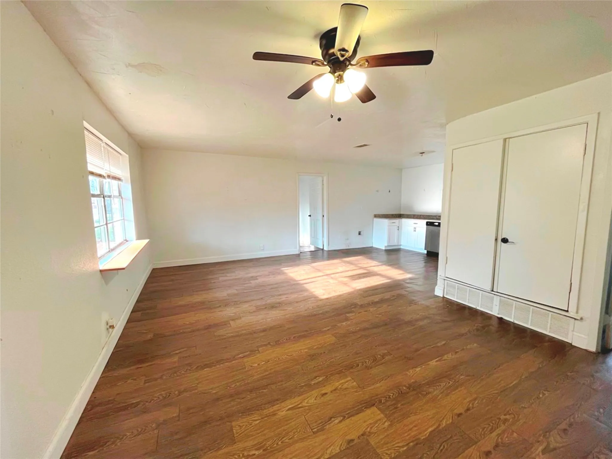 Single Family Residence For Sale in Henderson County , 1000 S Andrea Drive, Mabank, Texas 75147, 3 Bedroom, 2 Bathroom, Garage spaces, 1,200 Sqft, built in 1972, Price $125,000, mls#21186743, Real Estate Agent in Mabank, Homes For Sale in Henderson county, Homes For Sale in Mabank, Realtor in Mabank Texas, Real Estate Brokerage Independent Realty Texas, Luminita Cordes Realtor
