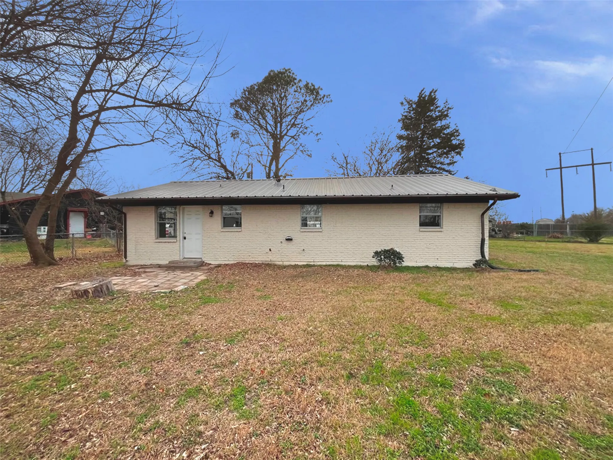 Single Family Residence For Sale in Henderson County , 1000 S Andrea Drive, Mabank, Texas 75147, 3 Bedroom, 2 Bathroom, Garage spaces, 1,200 Sqft, built in 1972, Price $125,000, mls#21186743, Real Estate Agent in Mabank, Homes For Sale in Henderson county, Homes For Sale in Mabank, Realtor in Mabank Texas, Real Estate Brokerage Independent Realty Texas, Luminita Cordes Realtor