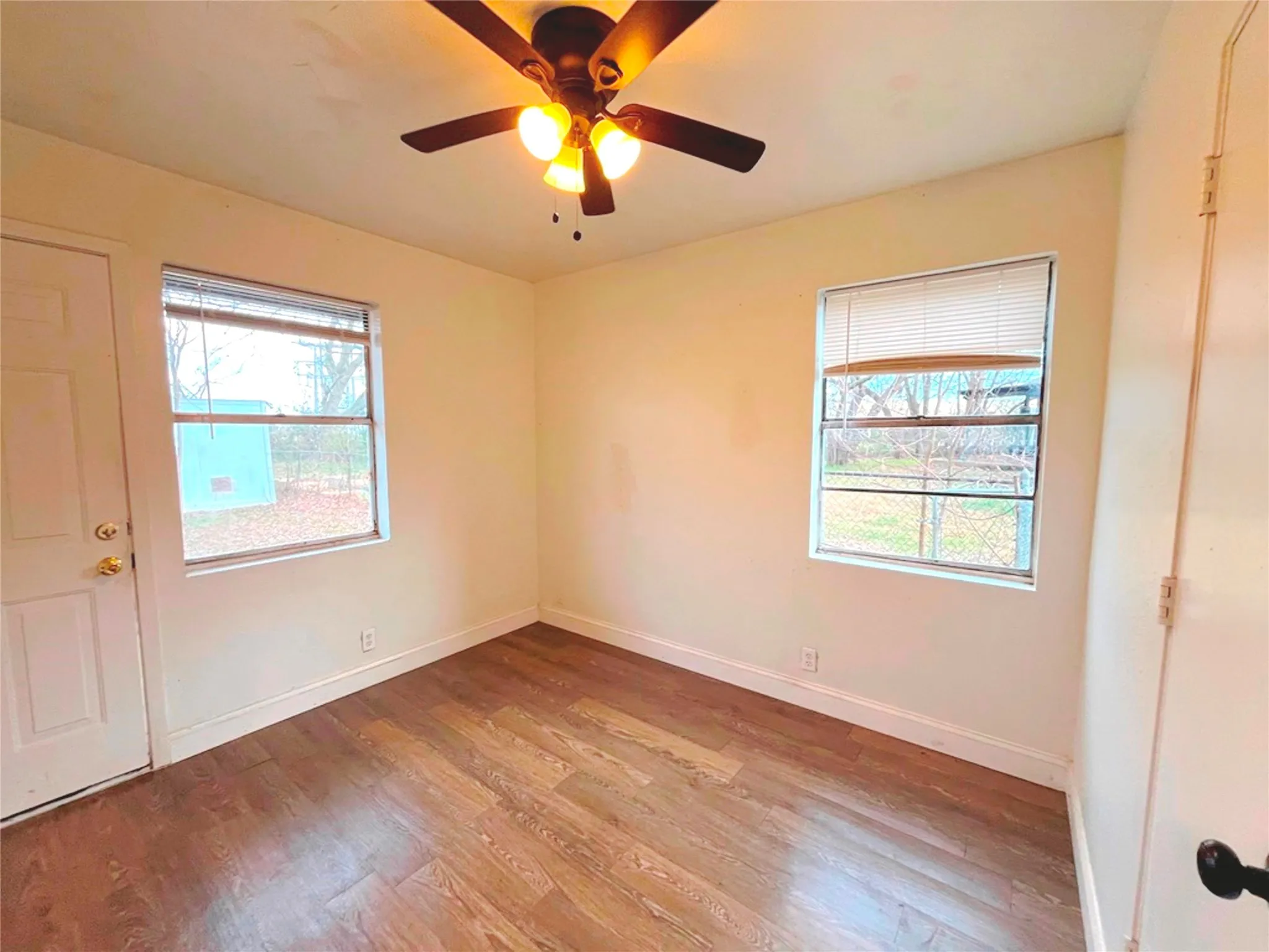 Single Family Residence For Sale in Henderson County , 1000 S Andrea Drive, Mabank, Texas 75147, 3 Bedroom, 2 Bathroom, Garage spaces, 1,200 Sqft, built in 1972, Price $125,000, mls#21186743, Real Estate Agent in Mabank, Homes For Sale in Henderson county, Homes For Sale in Mabank, Realtor in Mabank Texas, Real Estate Brokerage Independent Realty Texas, Luminita Cordes Realtor
