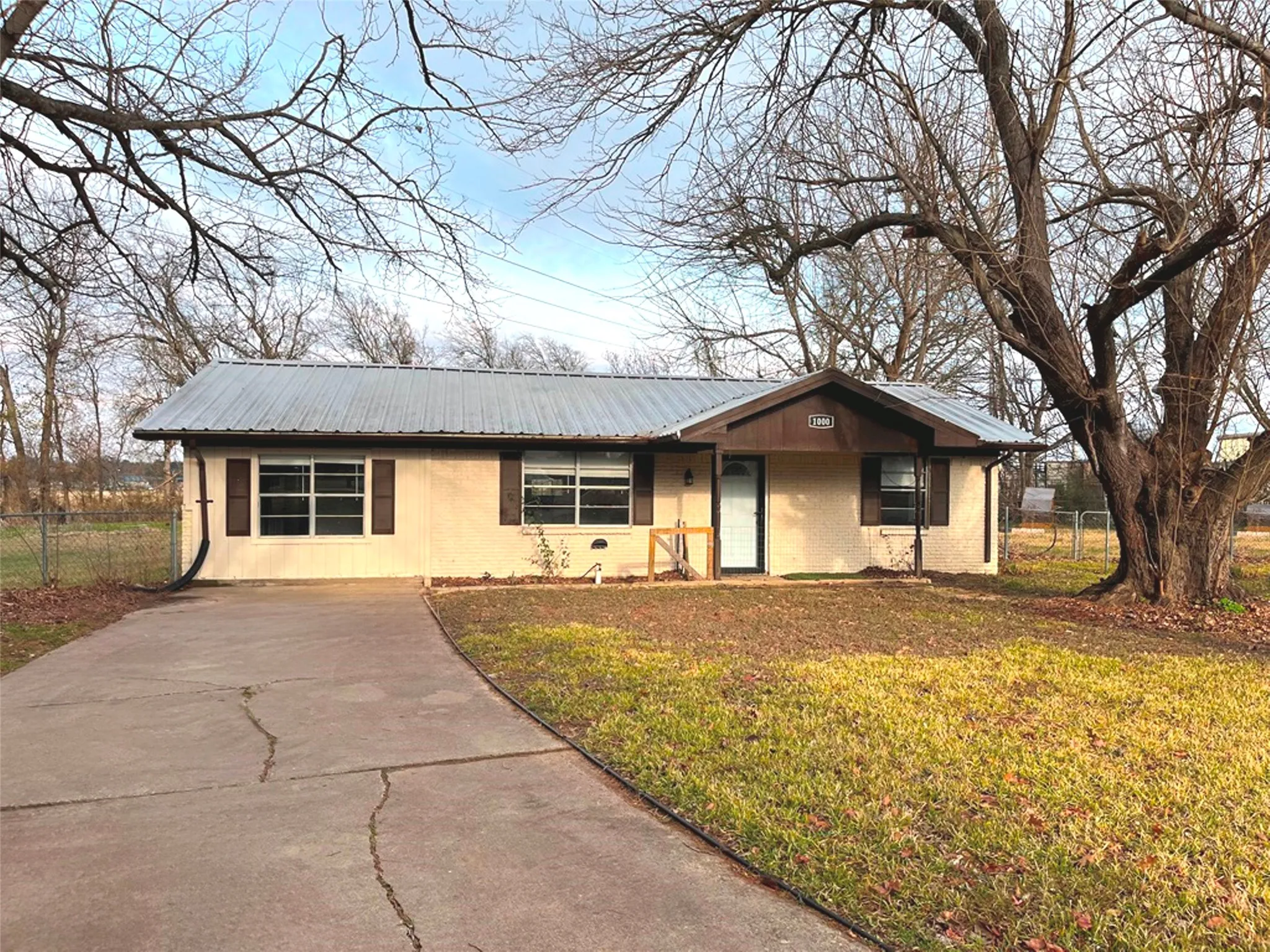 Single Family Residence For Sale in Henderson County , 1000 S Andrea Drive, Mabank, Texas 75147, 3 Bedroom, 2 Bathroom, Garage spaces, 1,200 Sqft, built in 1972, Price $125,000, mls#21186743, Real Estate Agent in Mabank, Homes For Sale in Henderson county, Homes For Sale in Mabank, Realtor in Mabank Texas, Real Estate Brokerage Independent Realty Texas, Luminita Cordes Realtor