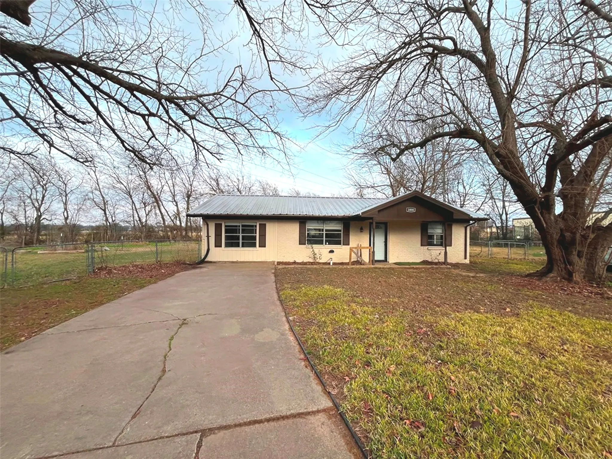 Single Family Residence For Sale in Henderson County , 1000 S Andrea Drive, Mabank, Texas 75147, 3 Bedroom, 2 Bathroom, Garage spaces, 1,200 Sqft, built in 1972, Price $125,000, mls#21186743, Real Estate Agent in Mabank, Homes For Sale in Henderson county, Homes For Sale in Mabank, Realtor in Mabank Texas, Real Estate Brokerage Independent Realty Texas, Luminita Cordes Realtor