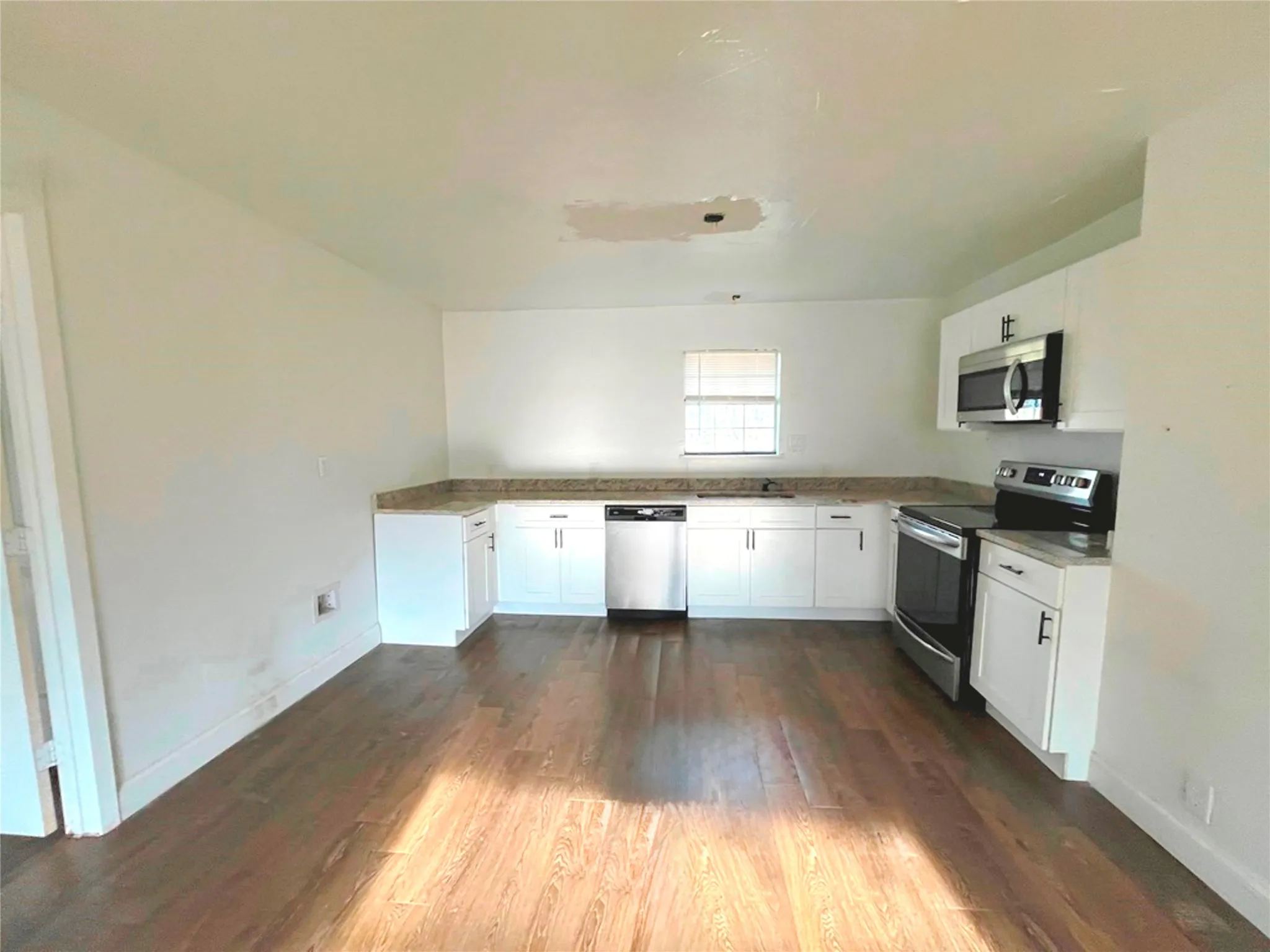 Single Family Residence For Sale in Henderson County , 1000 S Andrea Drive, Mabank, Texas 75147, 3 Bedroom, 2 Bathroom, Garage spaces, 1,200 Sqft, built in 1972, Price $125,000, mls#21186743, Real Estate Agent in Mabank, Homes For Sale in Henderson county, Homes For Sale in Mabank, Realtor in Mabank Texas, Real Estate Brokerage Independent Realty Texas, Luminita Cordes Realtor